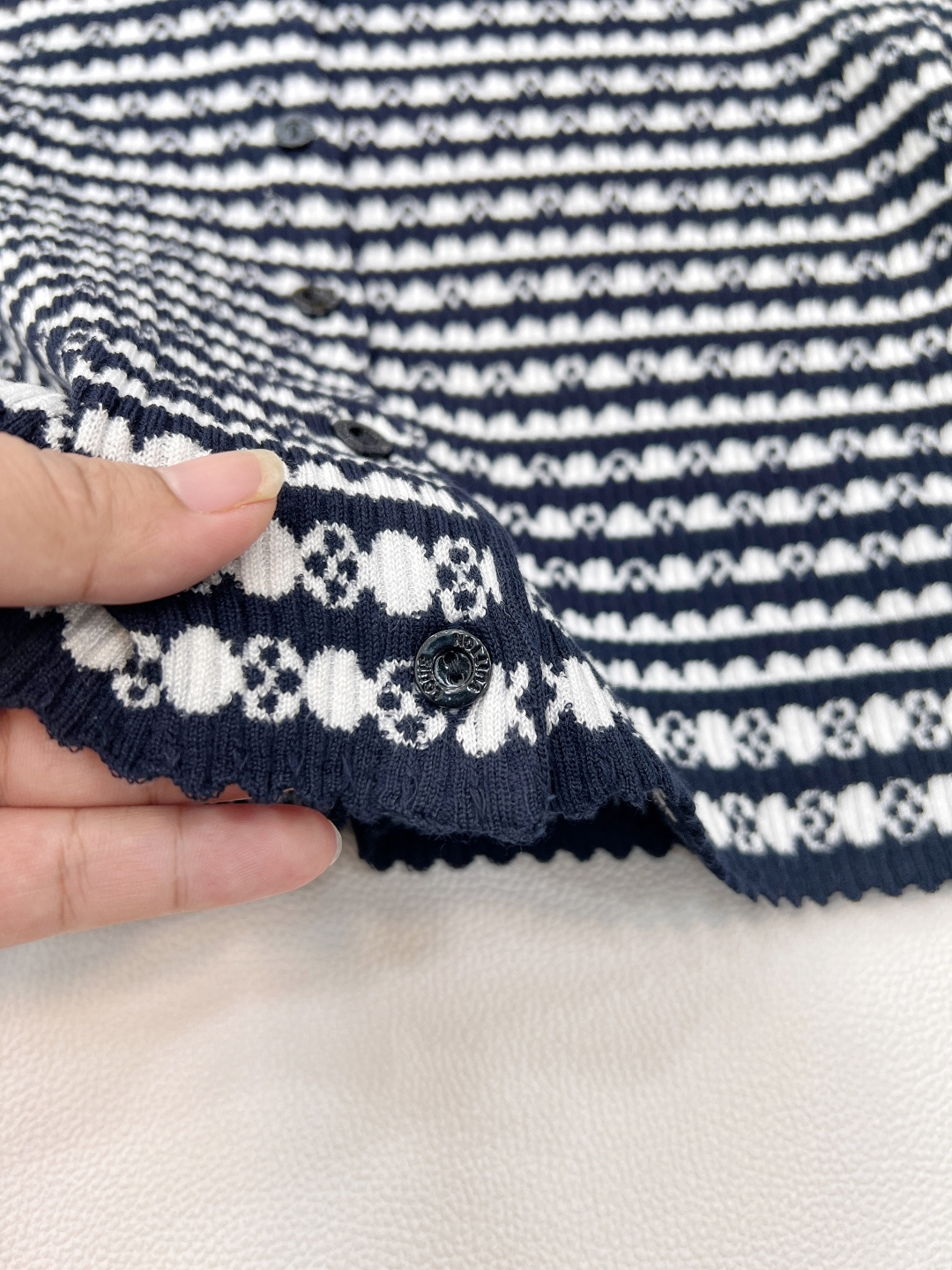 🆕Louis Vuitton2025新款老花钩花短款针织开衫定制纱线织造 质感高级舒适 短款修身针织开衫