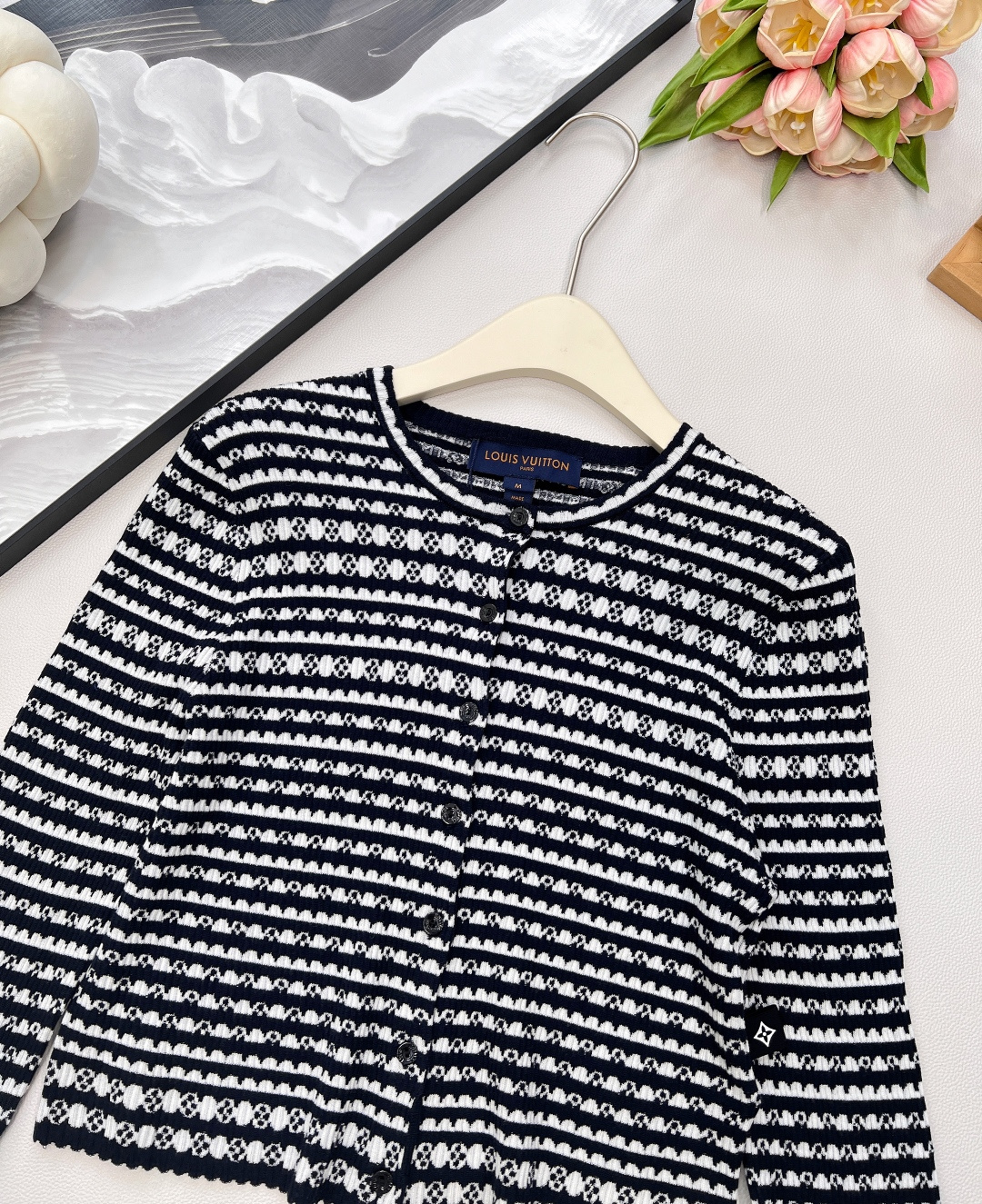 🆕Louis Vuitton2025新款老花钩花短款针织开衫定制纱线织造 质感高级舒适 短款修身针织开衫