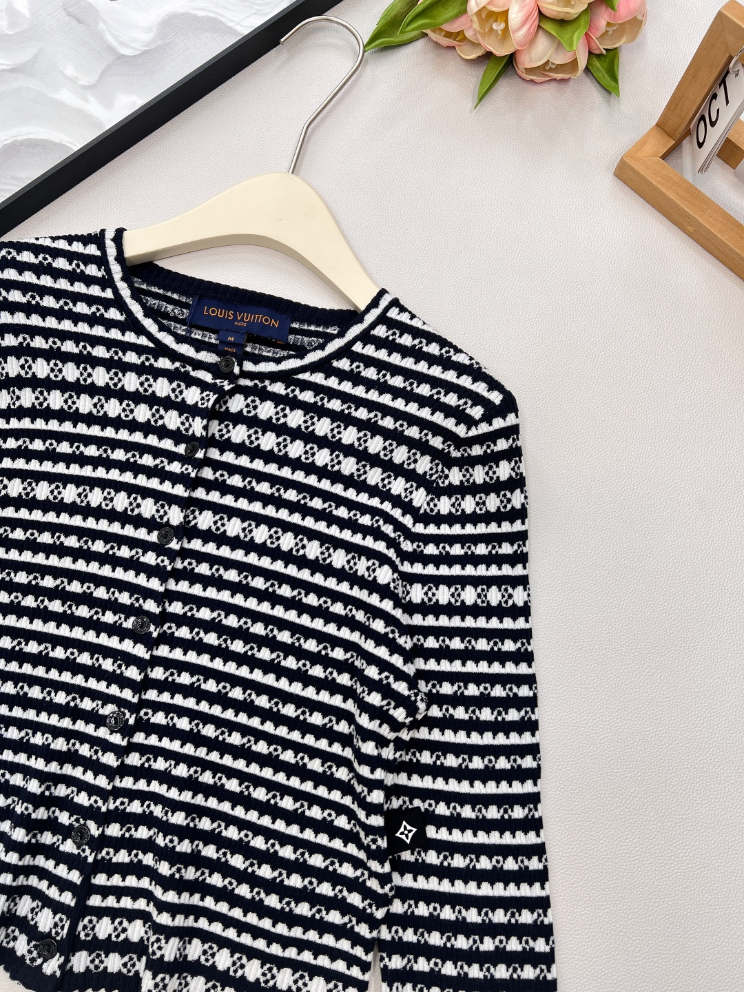 🆕Louis Vuitton2025新款老花钩花短款针织开衫定制纱线织造 质感高级舒适 短款修身针织开衫