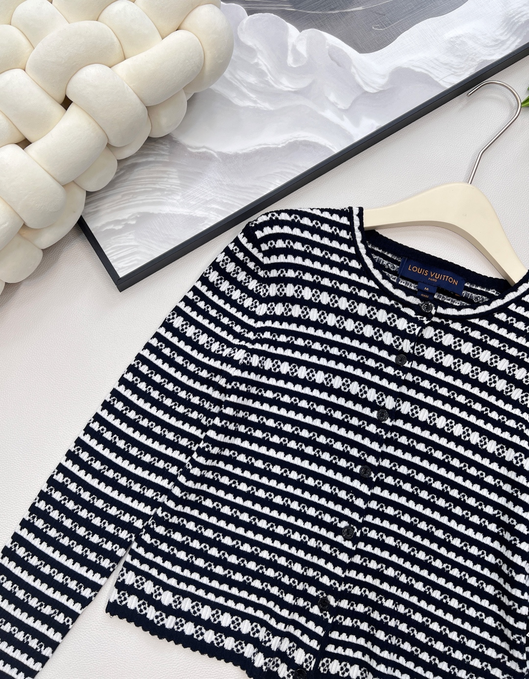 🆕Louis Vuitton2025新款老花钩花短款针织开衫定制纱线织造 质感高级舒适 短款修身针织开衫