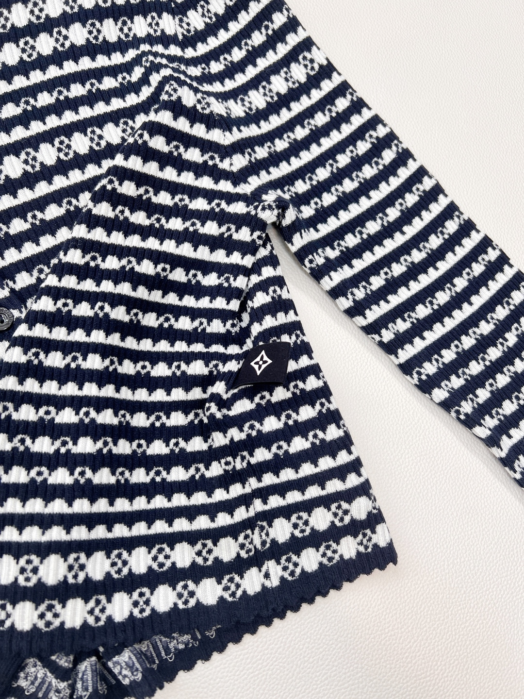 🆕Louis Vuitton2025新款老花钩花短款针织开衫定制纱线织造 质感高级舒适 短款修身针织开衫