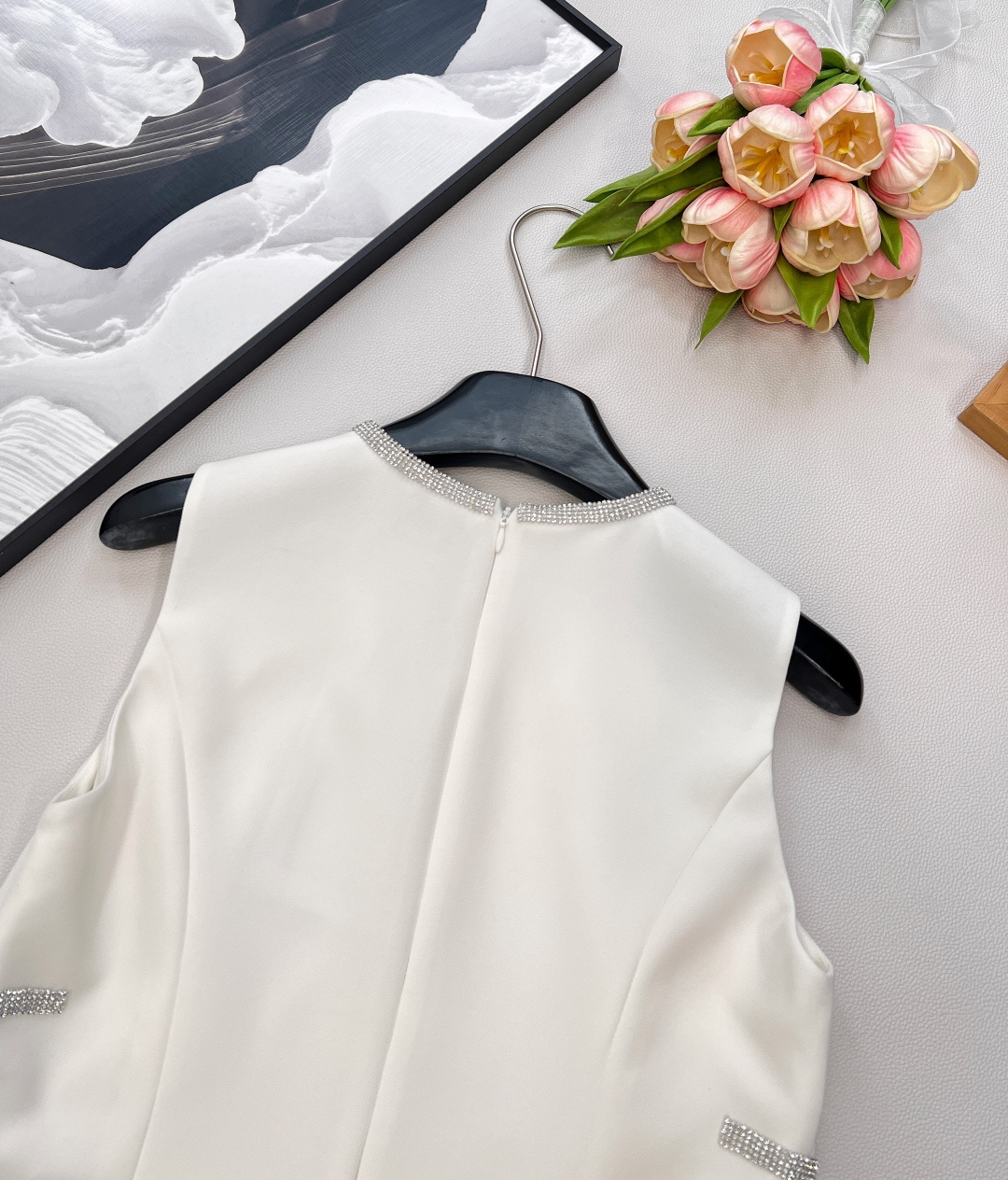 🆕CHANEL经典小香风回归✨ 串珠字母镂空无袖裙，用利落线条撑起挺括版型，无袖设计通勤、约会都能穿。领