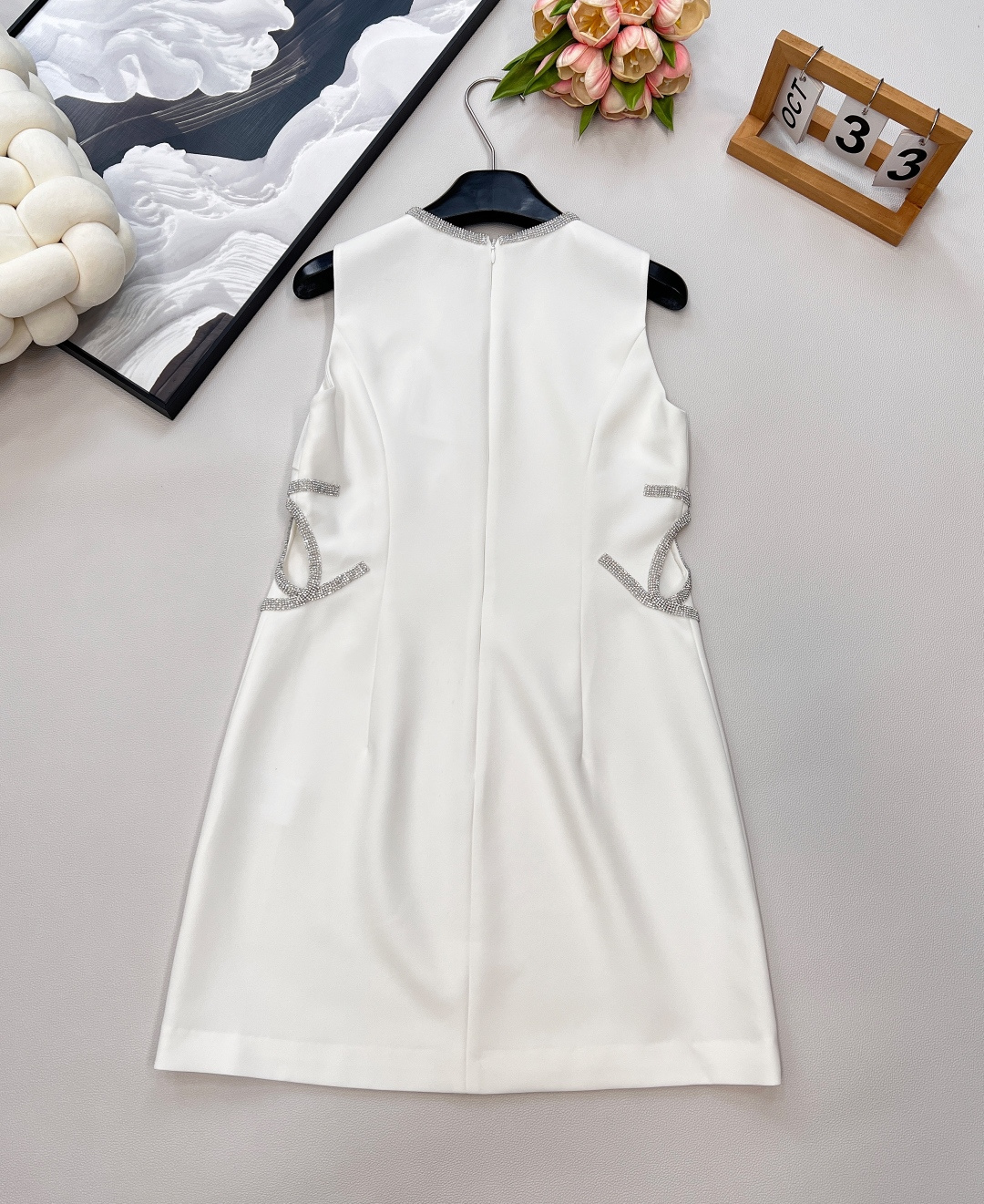 🆕CHANEL经典小香风回归✨ 串珠字母镂空无袖裙，用利落线条撑起挺括版型，无袖设计通勤、约会都能穿。领