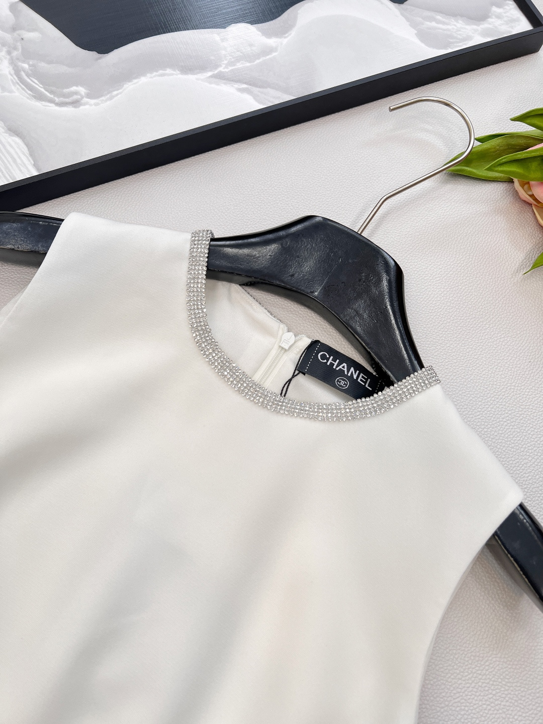 🆕CHANEL经典小香风回归✨ 串珠字母镂空无袖裙，用利落线条撑起挺括版型，无袖设计通勤、约会都能穿。领