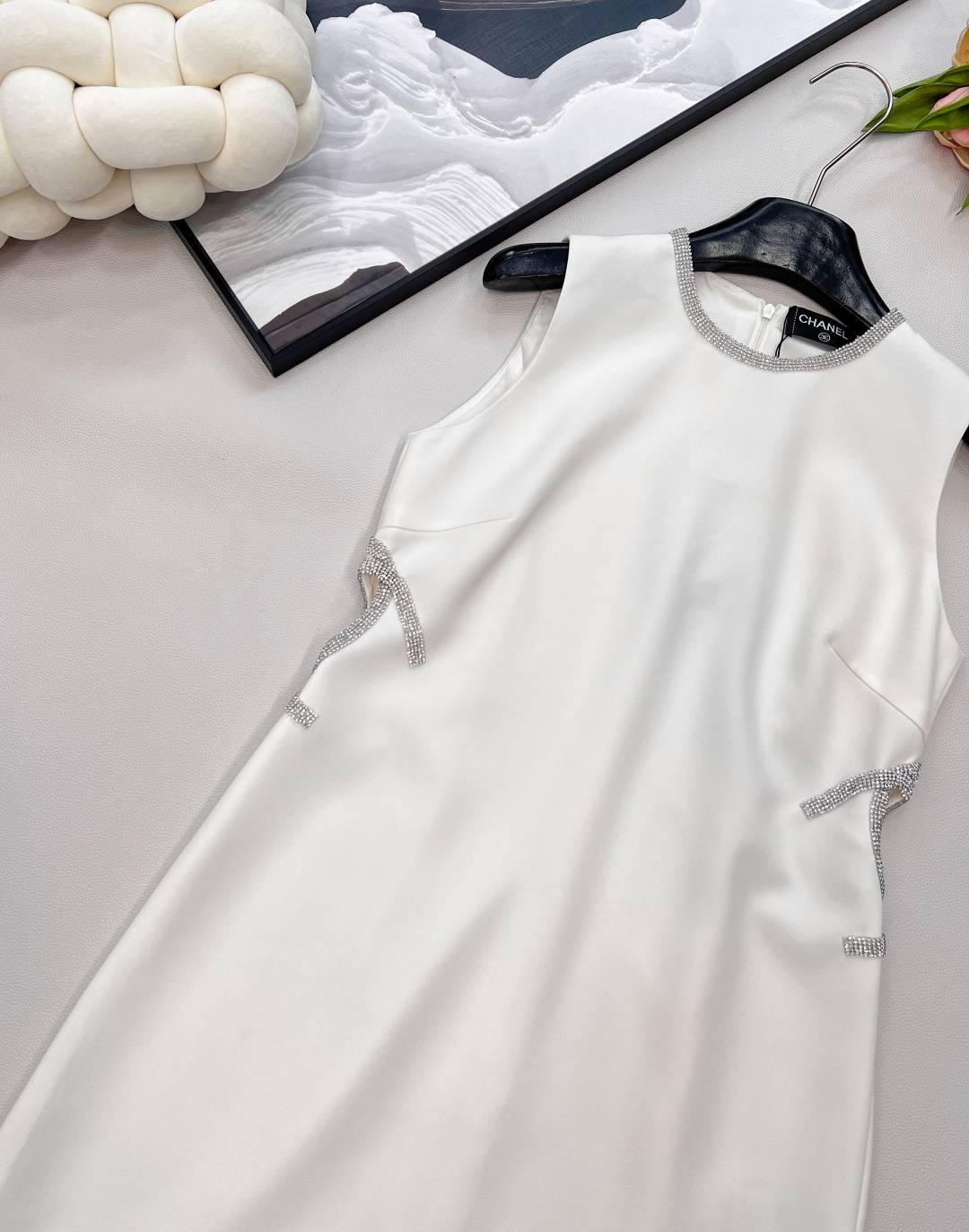 🆕CHANEL经典小香风回归✨ 串珠字母镂空无袖裙，用利落线条撑起挺括版型，无袖设计通勤、约会都能穿。领