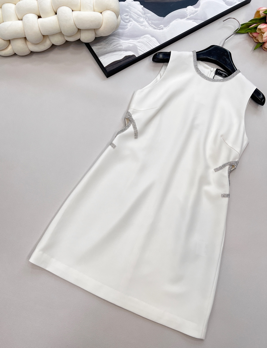 🆕CHANEL经典小香风回归✨ 串珠字母镂空无袖裙，用利落线条撑起挺括版型，无袖设计通勤、约会都能穿。领
