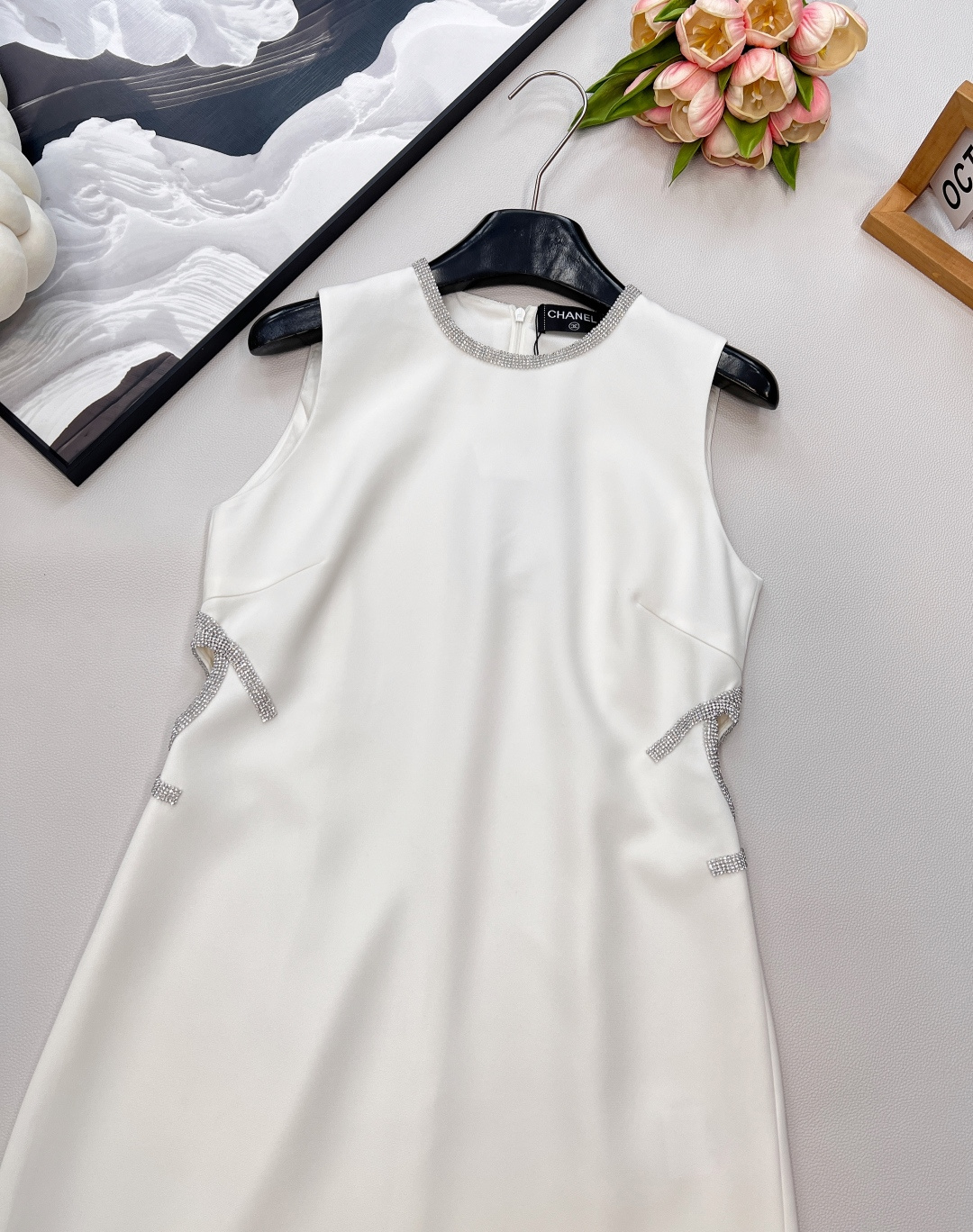 🆕CHANEL经典小香风回归✨ 串珠字母镂空无袖裙，用利落线条撑起挺括版型，无袖设计通勤、约会都能穿。领