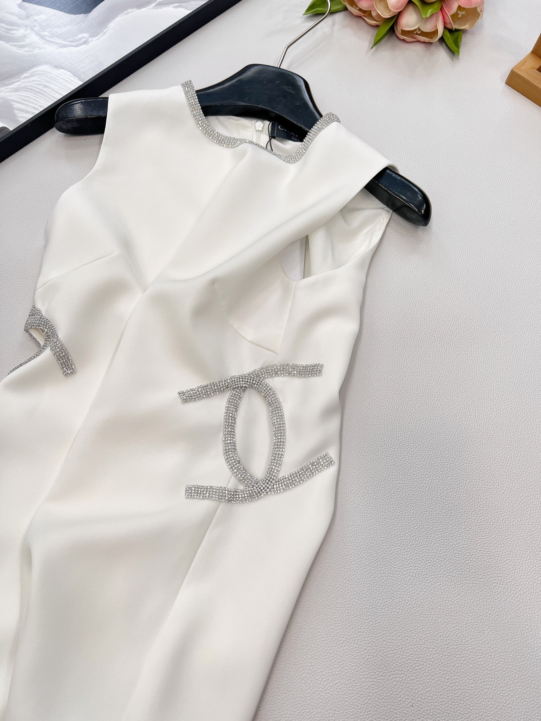 🆕CHANEL经典小香风回归✨ 串珠字母镂空无袖裙，用利落线条撑起挺括版型，无袖设计通勤、约会都能穿。领