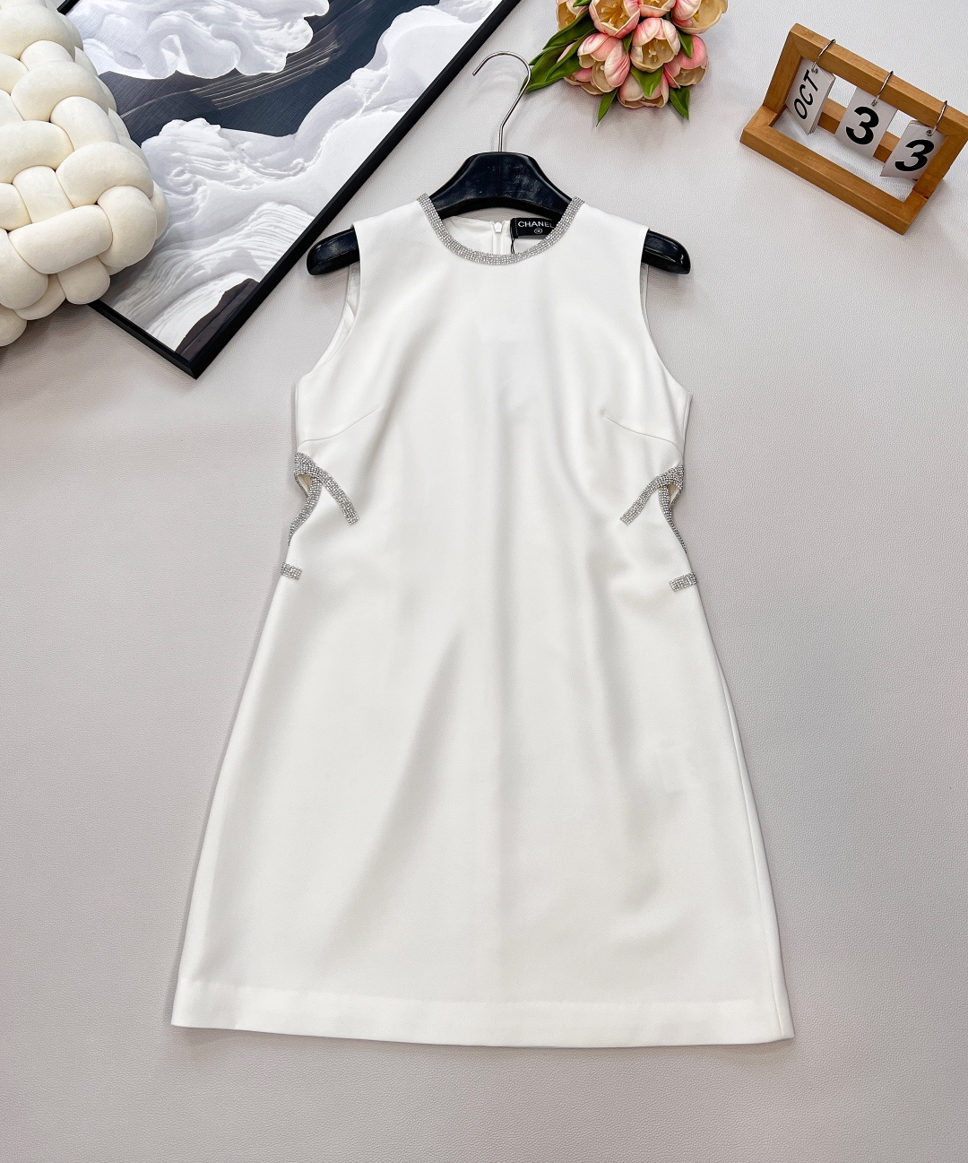 NO:439873,CHANEL classic small fragrance style returns. Beaded letters hollow sleeveless skirt, with neat lines supporting a crisp style, and the sleeveless design can be worn for commuting and dates. The neckline and side beaded letters hide the exquisiteness in the details, hollow out the skin, elegant and a little sexy. Just wear it casually and you will feel high-end and fashionable. It is a wardrobe 'styling responsibility', allowing you to easily grasp the atmosphere and make you look super slim. Sweet and rich rich girl, full of high-end feeling. The fabric has a good three-dimensional feeling, fits not close to the body, suitable for most people~ refreshing, clean and gorgeous!  A noble and rich single item, gorgeous handmade details are very beautiful, you can suppress it in all occasions. It is OK to match it with a small jacket, and the color matching is generous and luxurious!  The style design is so beautiful. Who can't love it? Three-standard complete large-scale products. Size sml, chanel, skirts, jackets & coats, alexander wang19860909CHANEL经典小香风回归 串珠字母镂空无袖裙,用利落线条撑起挺括版型,无袖设计通勤、约会都能穿.领口和侧身的串珠字母,把精致藏在细节里,镂空小露肤,优雅又带点小性感,随手一穿就是高级时髦感,妥妥衣橱“造型担当”,让你轻松拿捏氛围感超级显瘦 甜甜的富家千金感 高级感满满 面料立体感好,合身不贴身,适合大多数人～清爽干净又华丽！ 贵气千金风单品,华丽丽的手工细节就是很美,各种场合都可以压的住,搭配小外套都OK,配色大方贵气！款式的设计都太美啦 谁能不爱～三标齐全大货出 尺码sml 编,,chanel,skirts,jackets & coats,alexander wang,Women's clothing