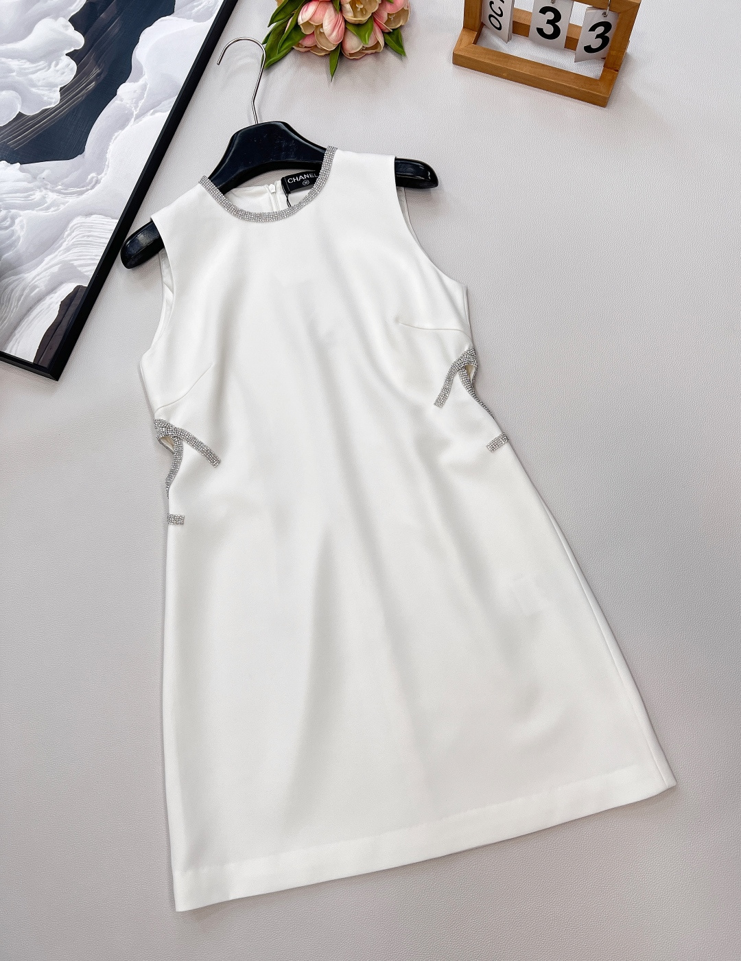 🆕CHANEL经典小香风回归✨ 串珠字母镂空无袖裙，用利落线条撑起挺括版型，无袖设计通勤、约会都能穿。领