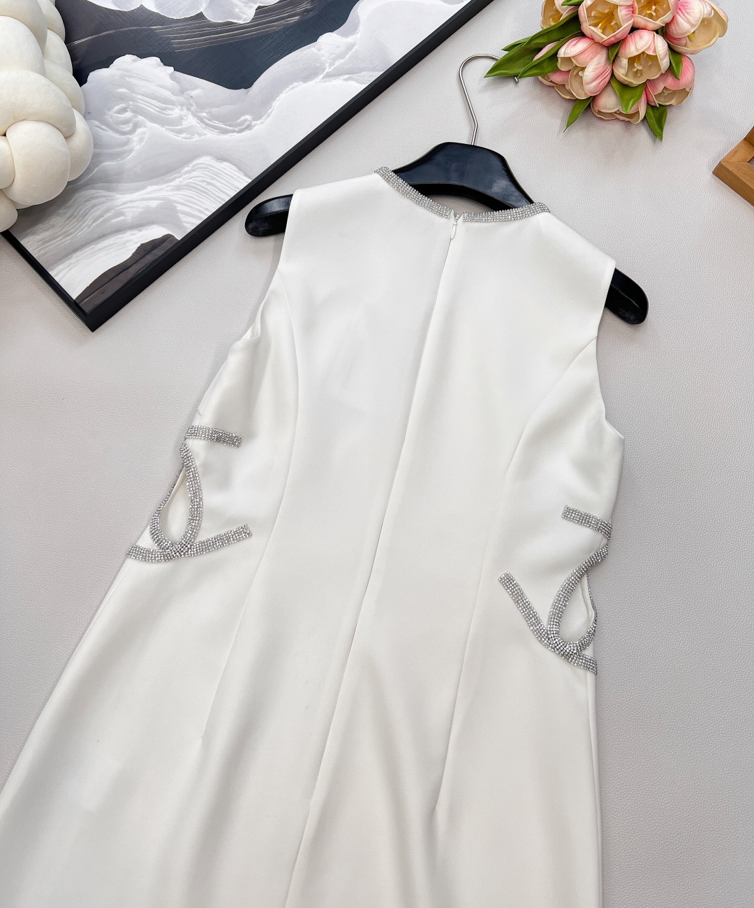🆕CHANEL经典小香风回归✨ 串珠字母镂空无袖裙，用利落线条撑起挺括版型，无袖设计通勤、约会都能穿。领