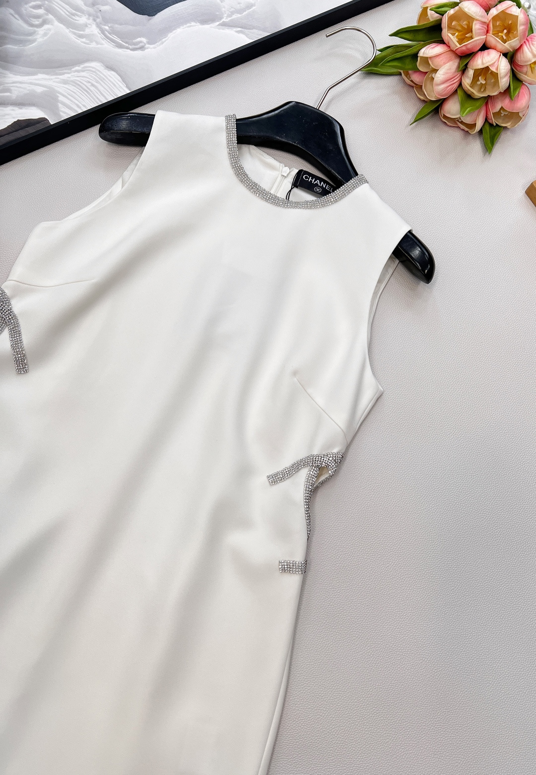 🆕CHANEL经典小香风回归✨ 串珠字母镂空无袖裙，用利落线条撑起挺括版型，无袖设计通勤、约会都能穿。领