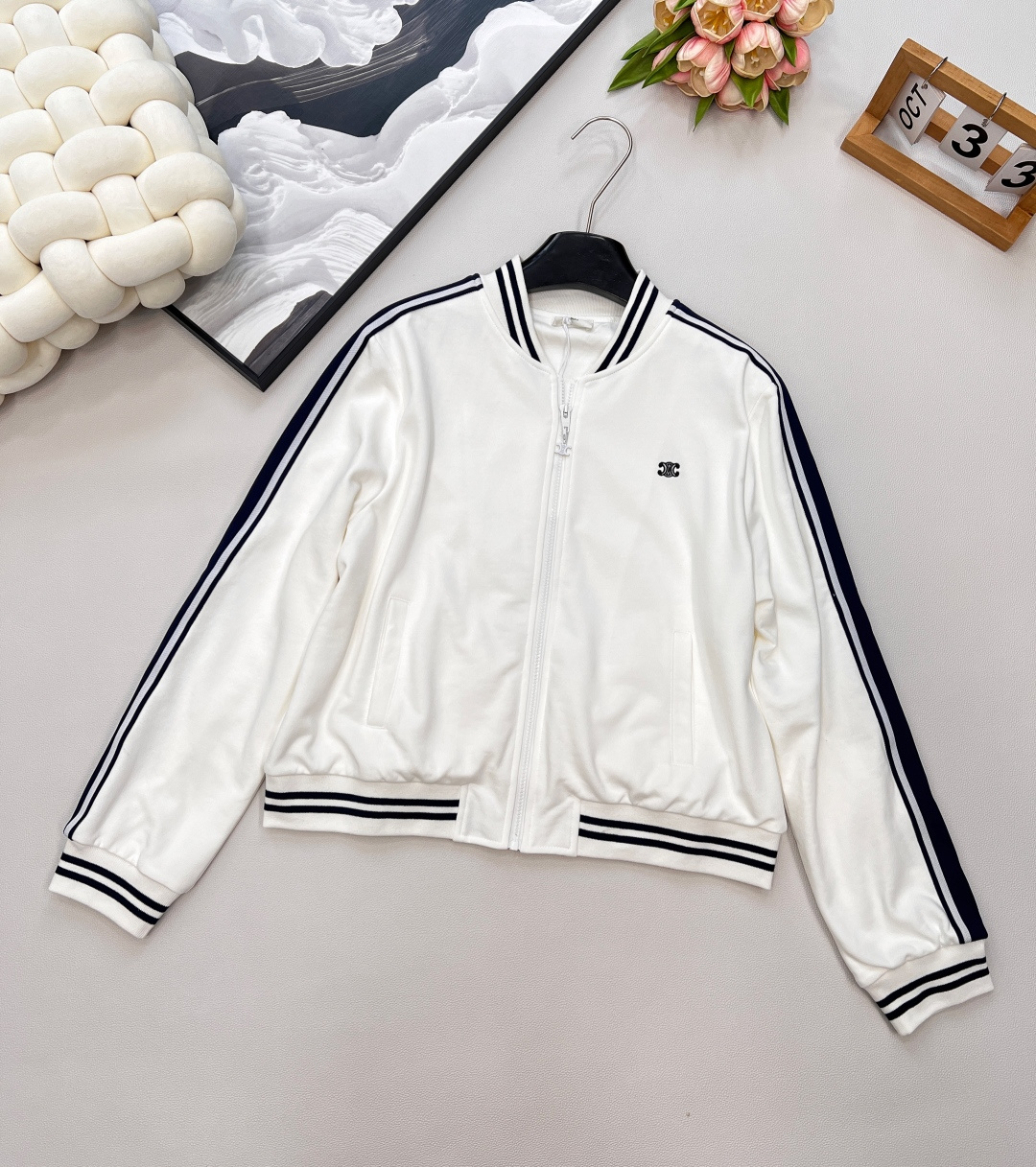 NO:439885,Celine2025 new embroidered logo logo webbing contrasting color casual jacket Customized YB imported material High-quality texture Fully-quality classic baseball uniform jacket tailored Arc decor on the chest echoes the details of zipper buckles Low-key and fashionable The webbing lines and large body form contrasting color echoes the overall tone and effortlessly matched High-end fashionable style Customized surface accessories . Trousers, shorts and vests, and jackets are available in a series!  Complete three standards, large-scale products, size sml, celine, shorts, jackets & coats, jackets & coats, alexander wang19860909Celine2025新款刺绣logo徽标织带撞色休闲夹克 定制YB进口材质 质感高级 品相十足 经典棒球服外套剪裁 胸口缝制凯旋门徽标装饰 与拉链扣细节呼应 低调时髦 织带线条和大身形成撞色呼应 整体调性十足 不费力搭配 高级时髦款 定制面辅料 .长裤 短裤马甲,外套一个系列都有出！三标齐全,大货出 尺码sml 编,,celine,shorts,jackets & coats,jackets & coats,alexander wang,Women's clothing