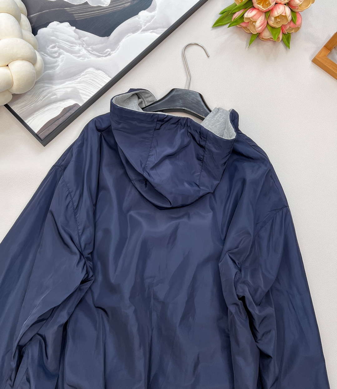 🆕Miumiu2025SS早秋新品两面穿连帽外套，绝对是今季衣橱的王牌选手。采用定制YB斜纹全棉与环保再