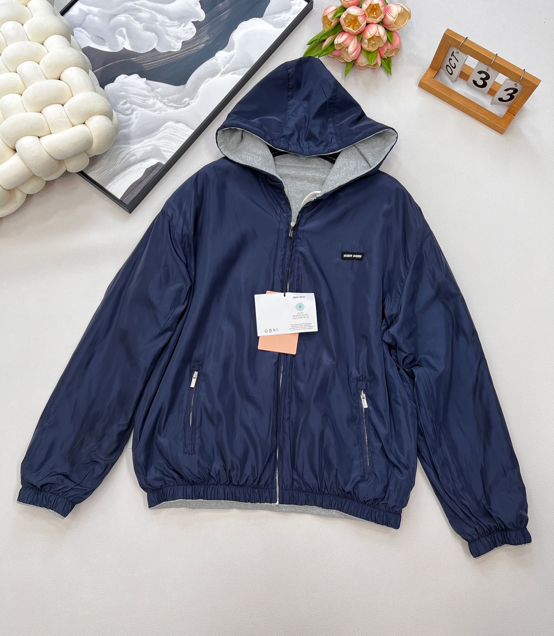 🆕Miumiu2025SS早秋新品两面穿连帽外套，绝对是今季衣橱的王牌选手。采用定制YB斜纹全棉与环保再