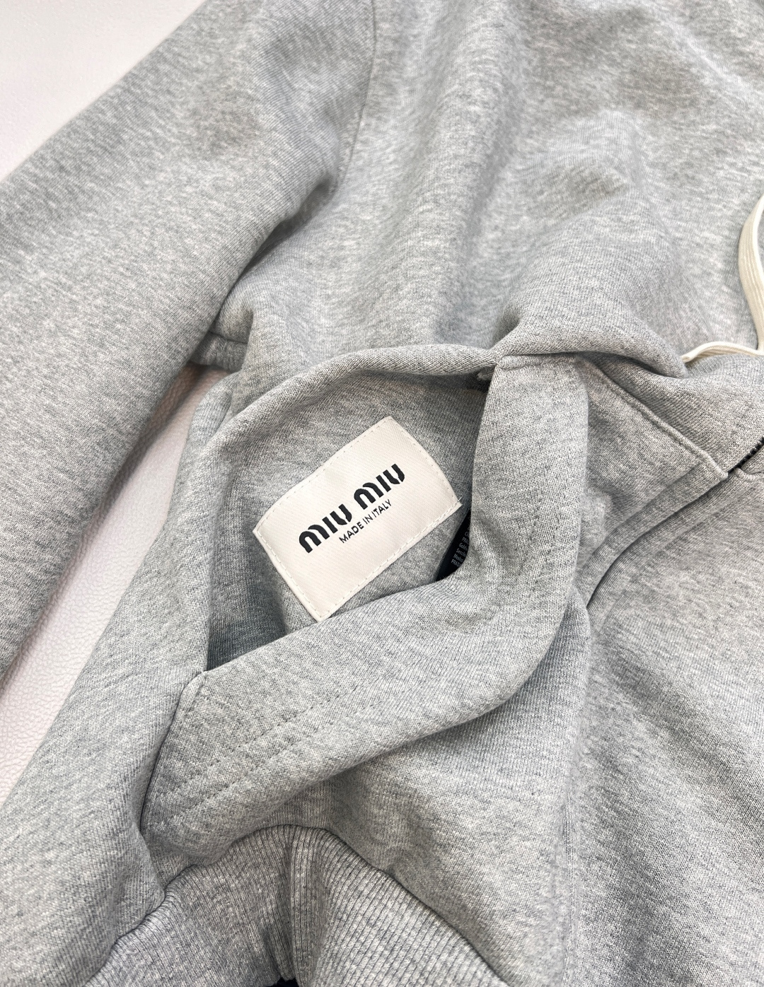 🆕Miumiu2025SS早秋新品两面穿连帽外套，绝对是今季衣橱的王牌选手。采用定制YB斜纹全棉与环保再