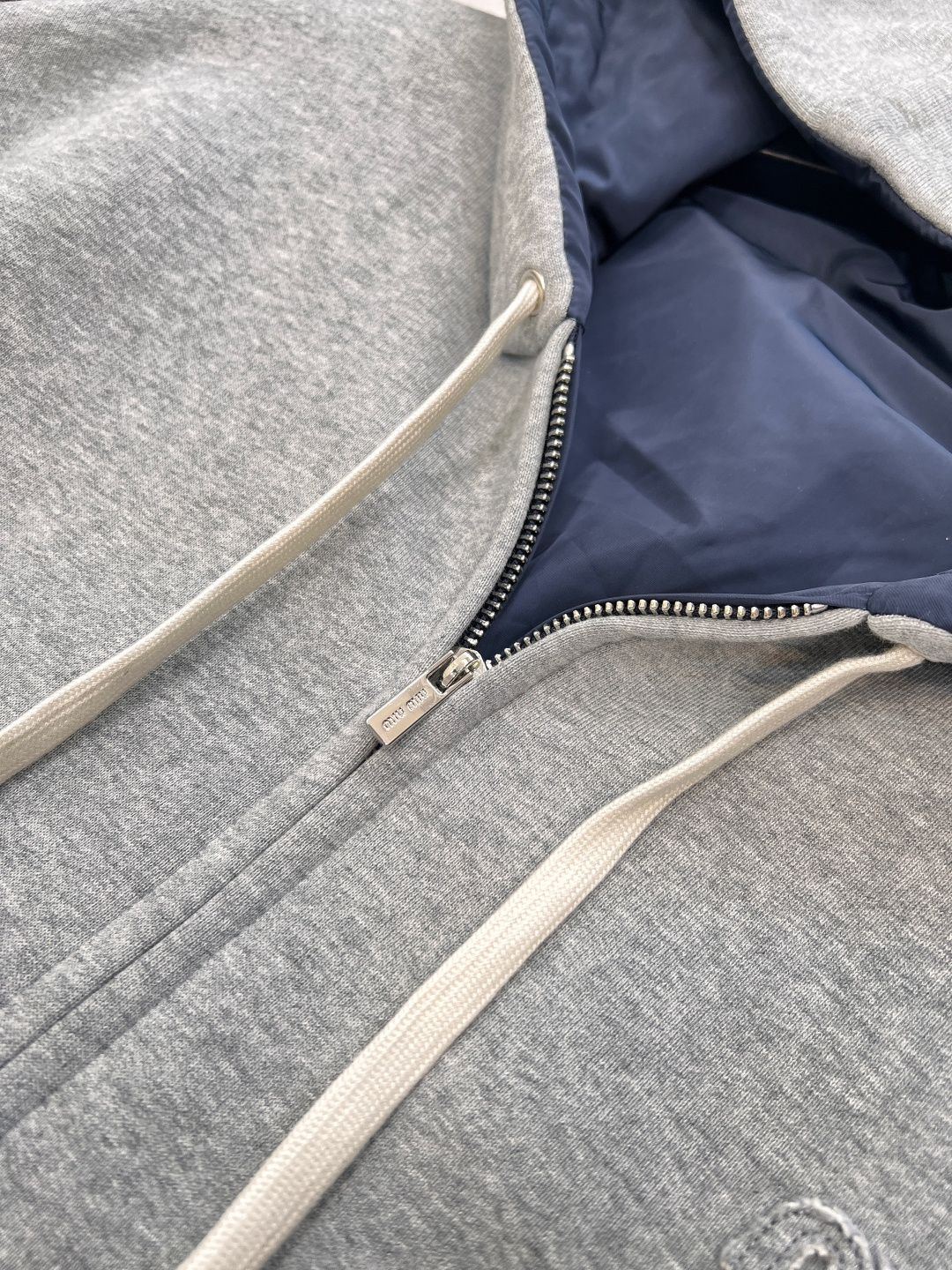 🆕Miumiu2025SS早秋新品两面穿连帽外套，绝对是今季衣橱的王牌选手。采用定制YB斜纹全棉与环保再