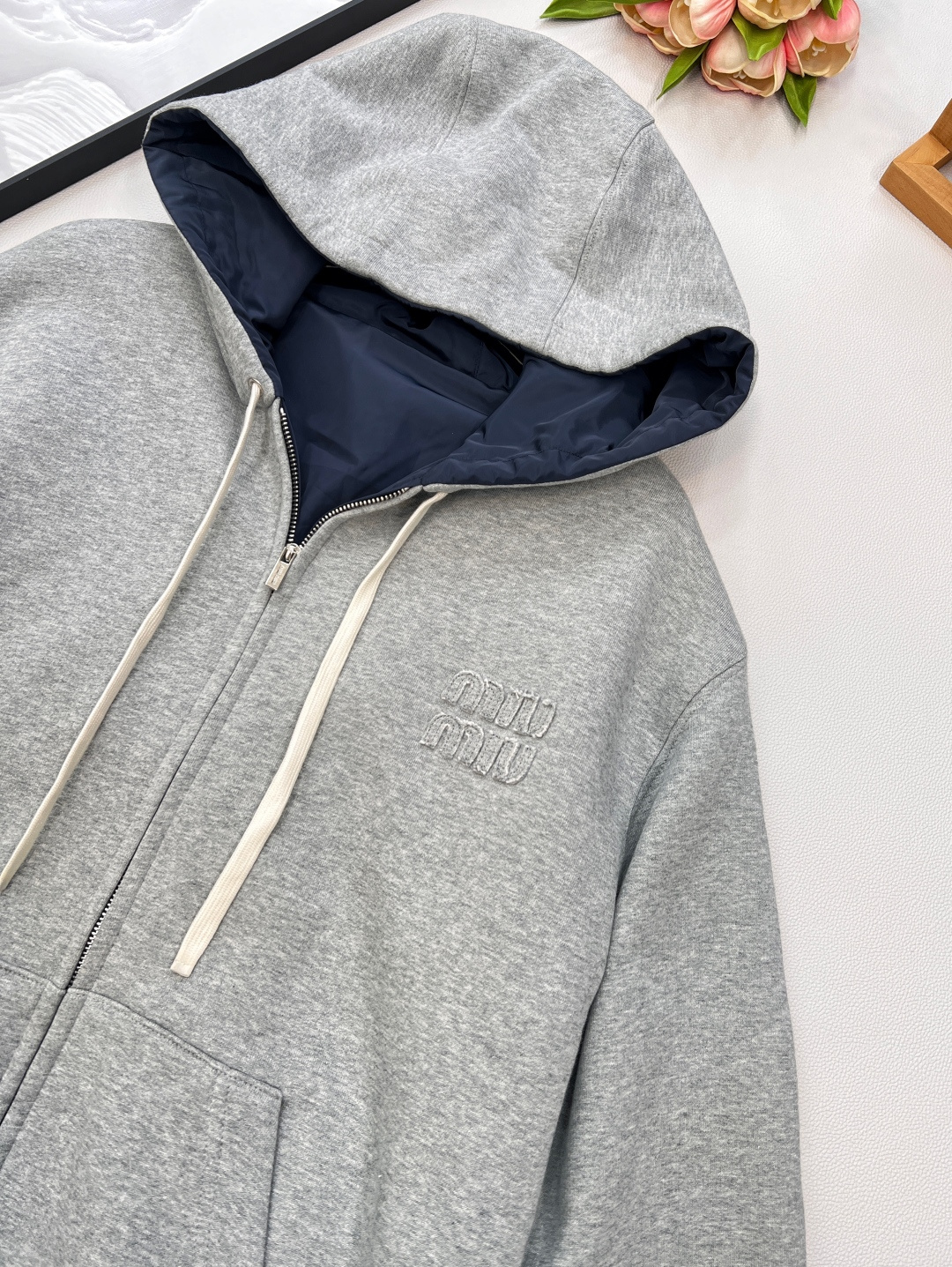 🆕Miumiu2025SS早秋新品两面穿连帽外套，绝对是今季衣橱的王牌选手。采用定制YB斜纹全棉与环保再