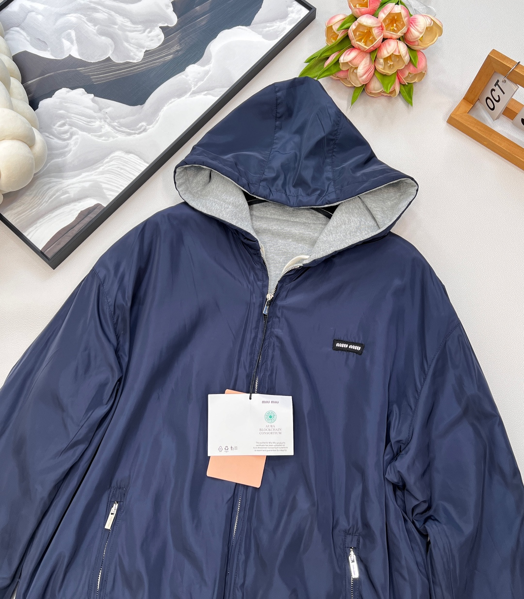 🆕Miumiu2025SS早秋新品两面穿连帽外套，绝对是今季衣橱的王牌选手。采用定制YB斜纹全棉与环保再