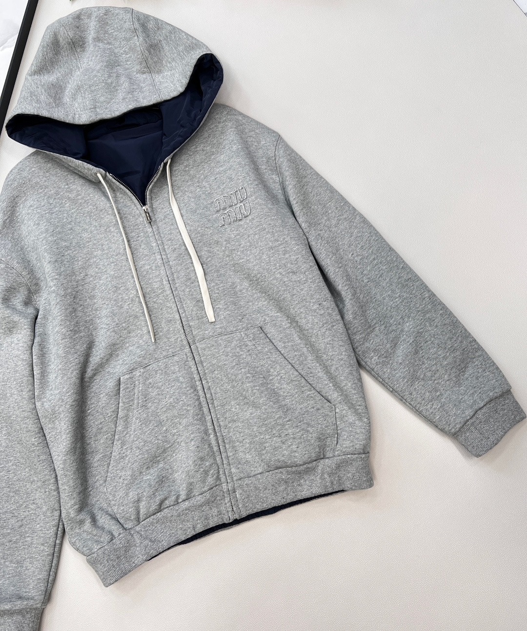 🆕Miumiu2025SS早秋新品两面穿连帽外套，绝对是今季衣橱的王牌选手。采用定制YB斜纹全棉与环保再