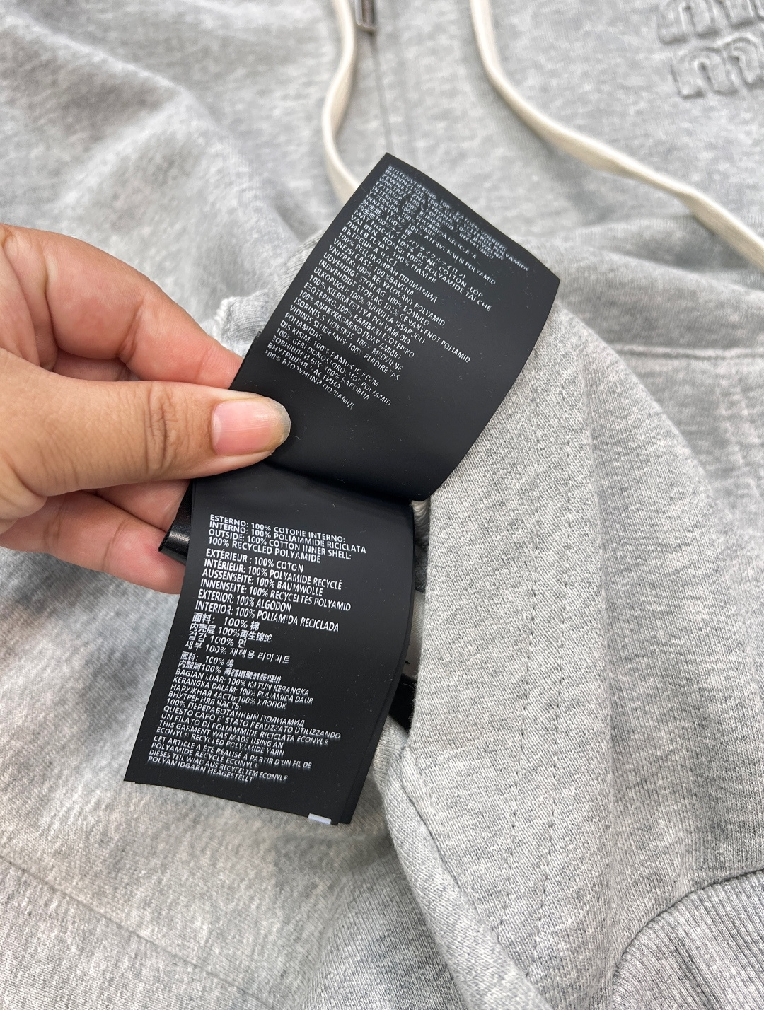 🆕Miumiu2025SS早秋新品两面穿连帽外套，绝对是今季衣橱的王牌选手。采用定制YB斜纹全棉与环保再