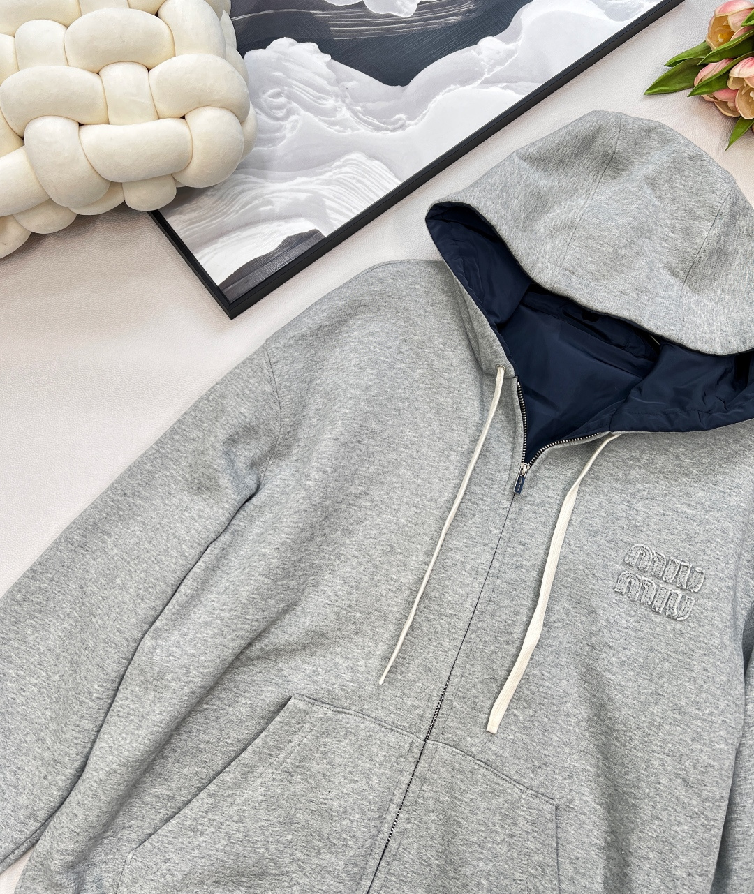 🆕Miumiu2025SS早秋新品两面穿连帽外套，绝对是今季衣橱的王牌选手。采用定制YB斜纹全棉与环保再