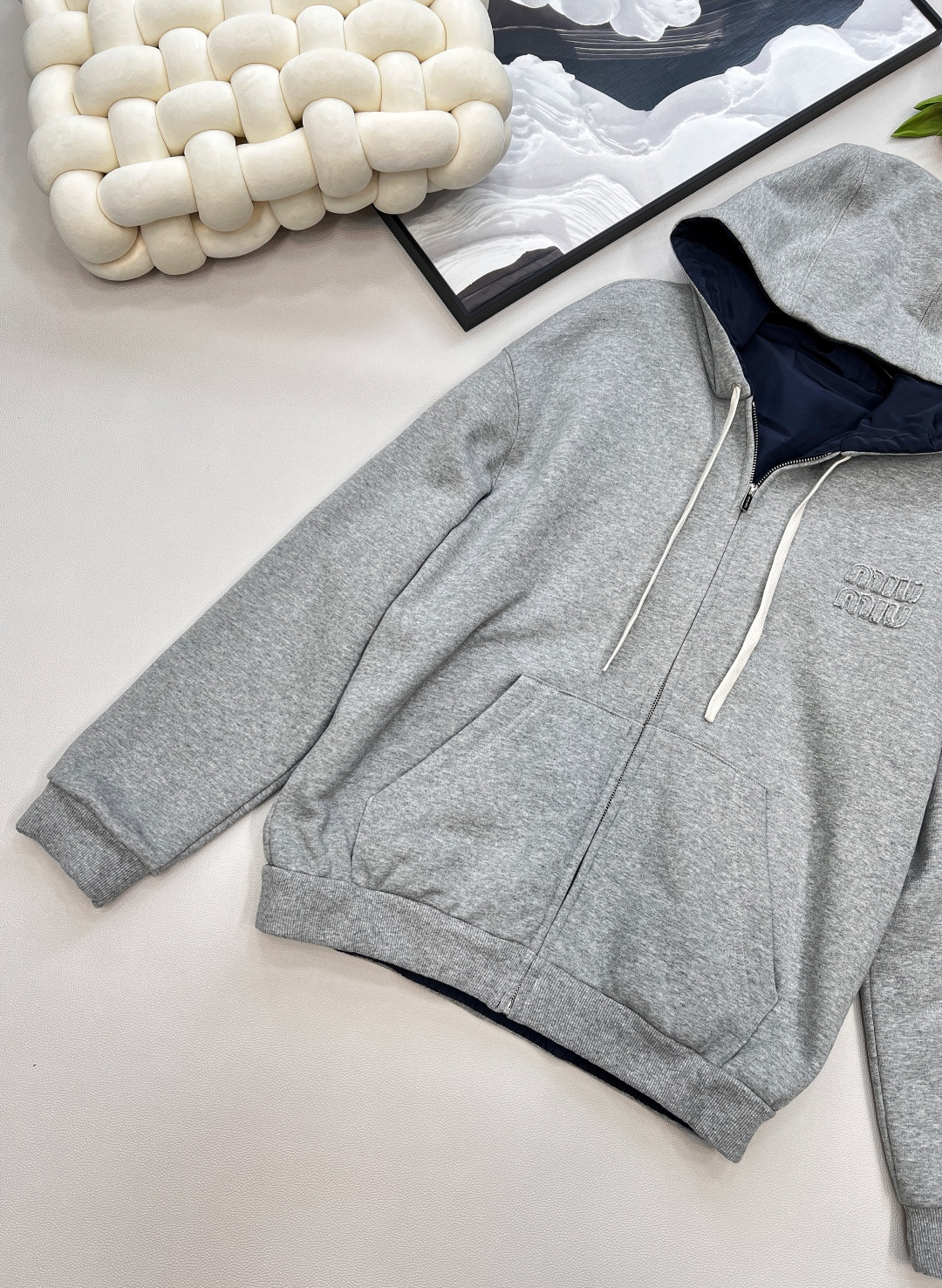 🆕Miumiu2025SS早秋新品两面穿连帽外套，绝对是今季衣橱的王牌选手。采用定制YB斜纹全棉与环保再