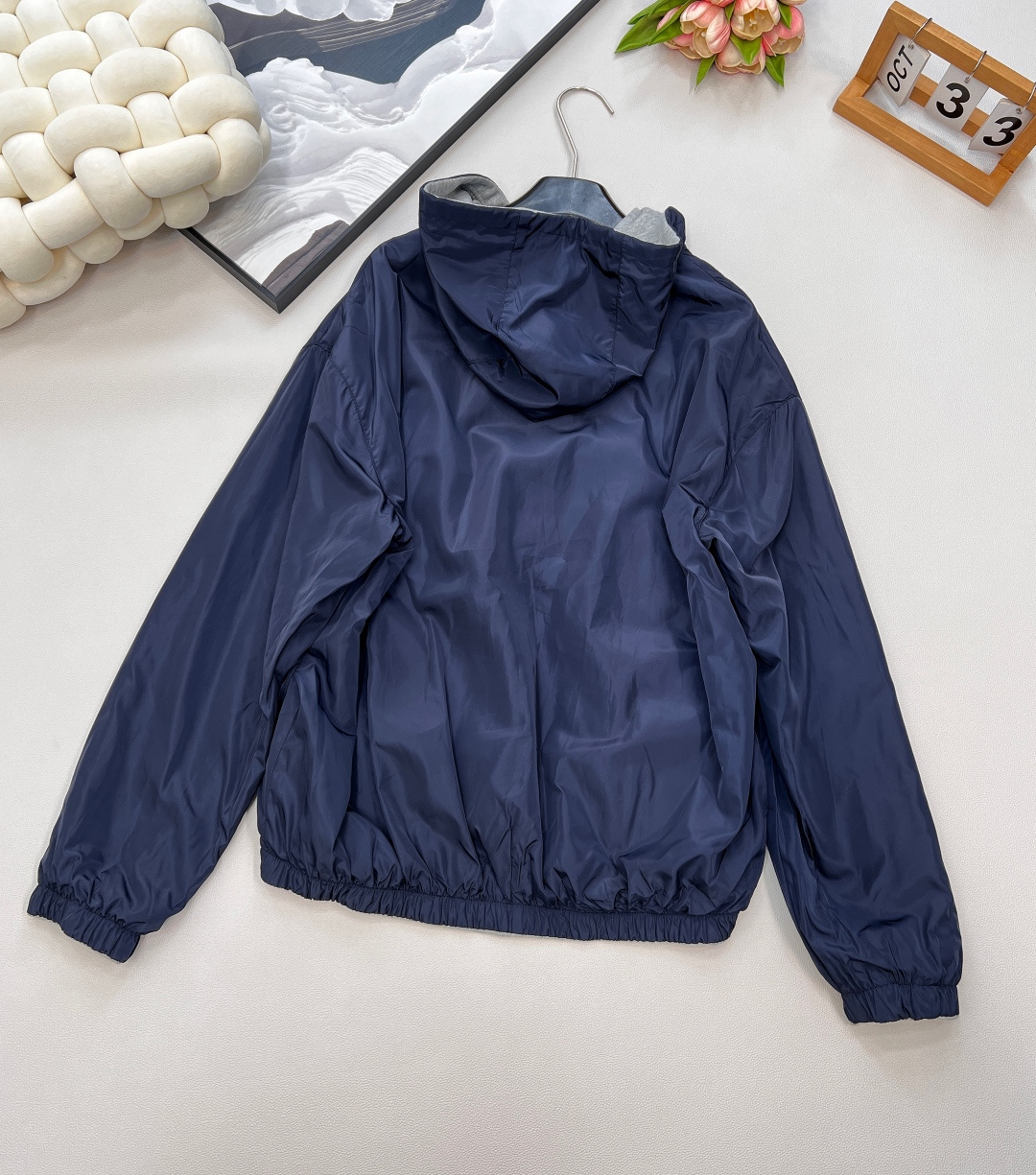 🆕Miumiu2025SS早秋新品两面穿连帽外套，绝对是今季衣橱的王牌选手。采用定制YB斜纹全棉与环保再