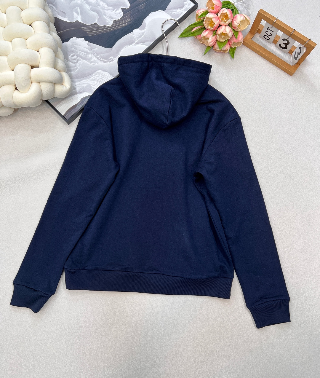 🆕 LOUIS VUITTON ski滑雪系列丝带花绳印花连帽卫衣，本款棉质连帽衫为风帽内部抽绳铺陈素雅