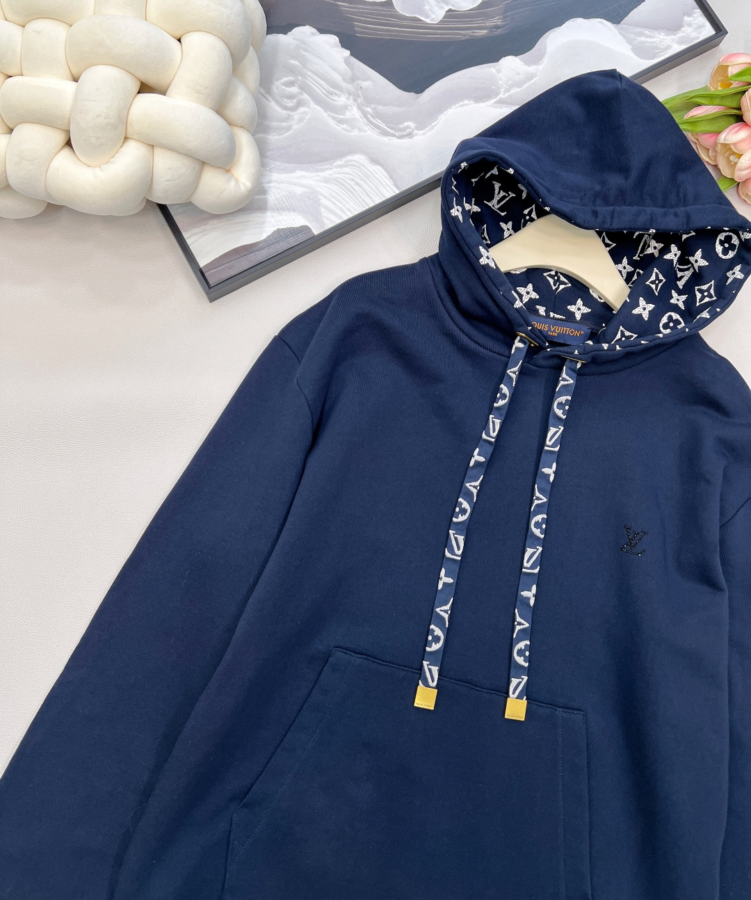 🆕 LOUIS VUITTON ski滑雪系列丝带花绳印花连帽卫衣，本款棉质连帽衫为风帽内部抽绳铺陈素雅