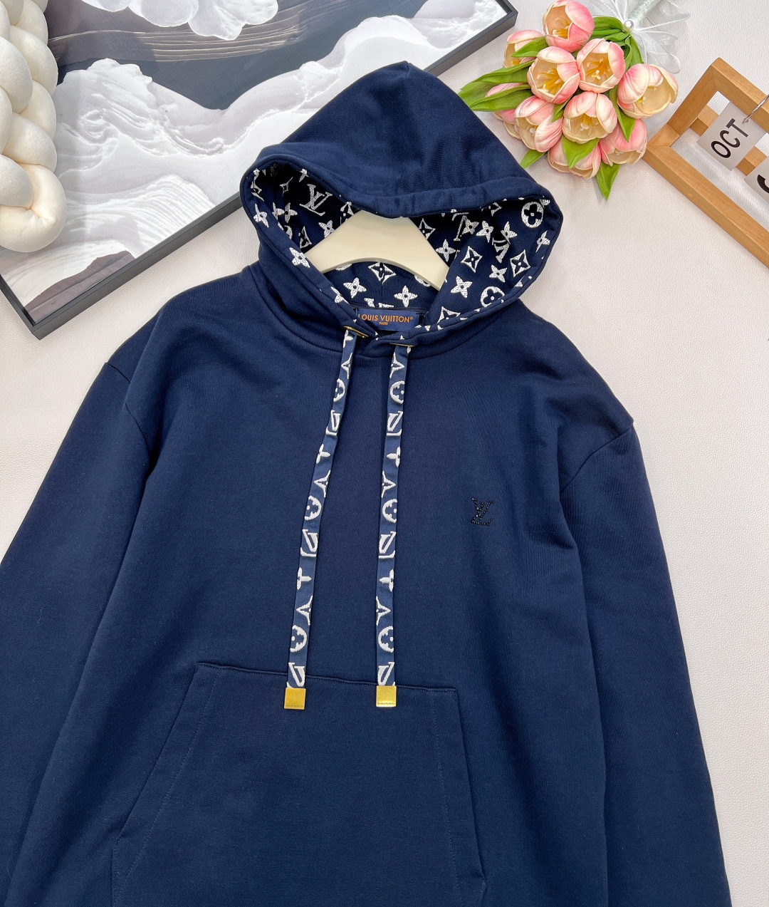 🆕 LOUIS VUITTON ski滑雪系列丝带花绳印花连帽卫衣，本款棉质连帽衫为风帽内部抽绳铺陈素雅