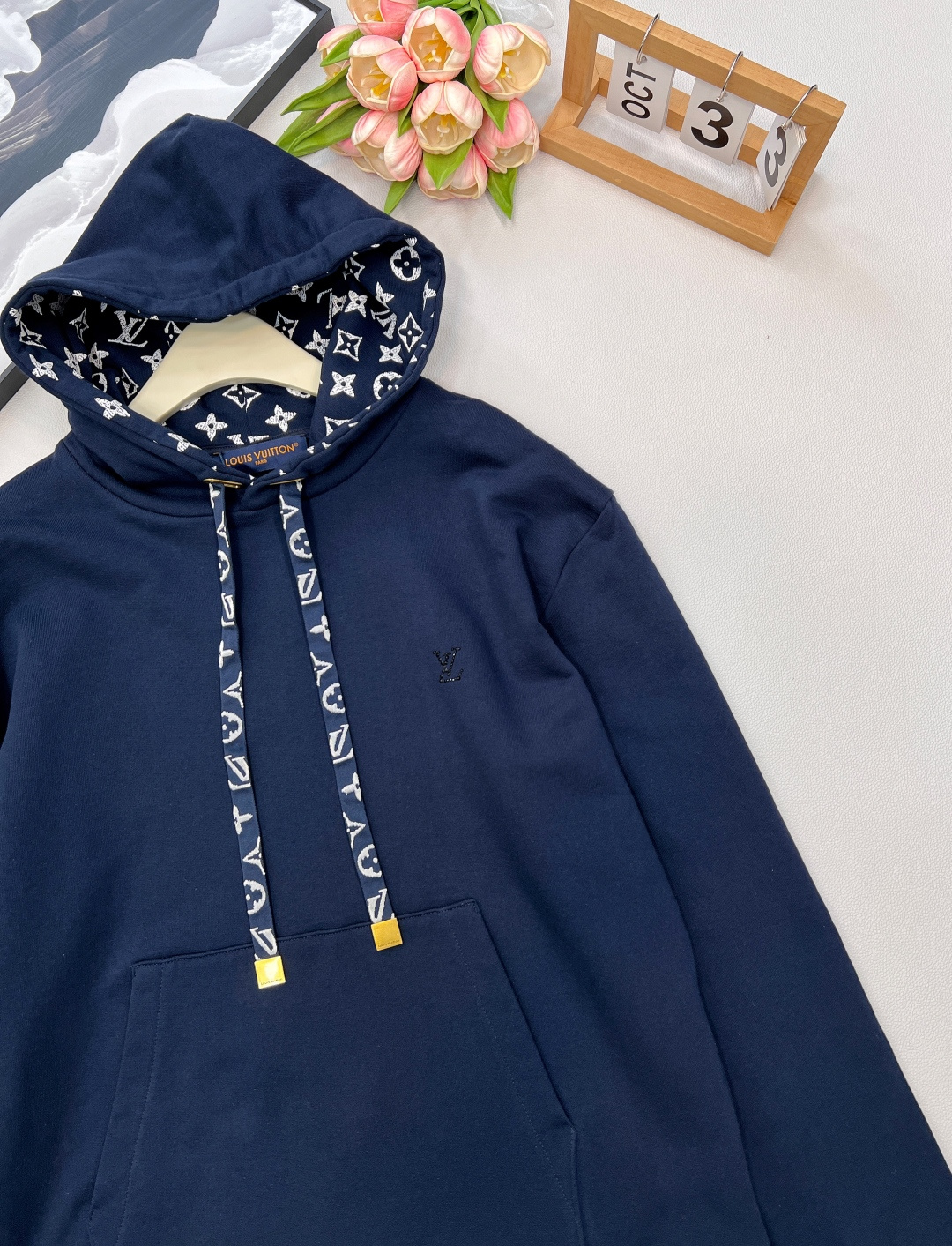 🆕 LOUIS VUITTON ski滑雪系列丝带花绳印花连帽卫衣，本款棉质连帽衫为风帽内部抽绳铺陈素雅