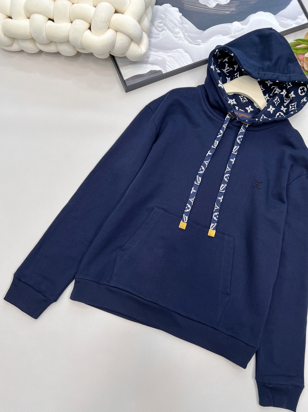 🆕 LOUIS VUITTON ski滑雪系列丝带花绳印花连帽卫衣，本款棉质连帽衫为风帽内部抽绳铺陈素雅