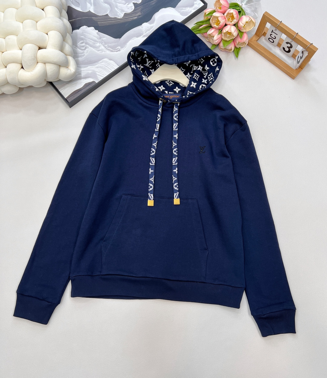 NO:439925,LOUIS VUITTON ski ski series ribbon floral printed hooded sweatshirt, this cotton hooded hood is elegant Monogram printed with the internal drawstring of the hood, paired with dazzling holes and exquisite drawstring ends, which can easily upgrade travel or daily shapes. Pure cotton fish scale bottom fabric is a knitted cotton fabric with a texture similar to fish scales. It uses pure cotton yarn for knitting through special weaving and finishing processes. In addition, the production process of the scale bottom fabric is relatively complicated and requires multiple processes to be completed. Monogram  Printing is based on the original color special to adjust the same color glue material, and choose high elastic pull-stand glue printing. Increase the elasticity of the printing part, and the penetration is strong, especially on cotton fabrics. The details of the printing are very well processed, without burrs and cross-border marks. After technical processing of the printing screen, the slurry in the pattern can pass through the fabric, with strong permeability and clearly visible fabric texture. The diamond logo is a unique and gorgeous decorative process, which customizes the material for the shape and size of the plate. Ryan stone has a highly transparent and glossy synthetic gem, creating a shining and three-dimensional printing effect. The number and position of the plate are not bad at all, so that the figure remains consistent with the original effect. After high-temperature ironing and ironing, it is also necessary to use moderate strength to test the firmness on the ironing image. Fully engraved new hardware embellishment, and the new jacquard webbing treats the flowers.  This sweatshirt shows a casual and unruly atmosphere and is full of lively youthful atmosphere. It is extremely wandering and free traveling. No one is more eye-catching and handsome than you. The dark blue tone is very advanced. It gives people a simple and comfortable feeling. There is no age limit at all. Youth is invincible. Youth is a youthful and age-reducing item. Any item that closes your eyes will be full of temperament!  Two colors size smlXL edit, louis vuitton, hoodie, sweatshirts, hats, alexander wang19860909LOUIS VUITTON ski滑雪系列丝带花绳印花连帽卫衣,本款棉质连帽衫为风帽内部抽绳铺陈素雅 Monogram 印花,搭配耀目孔眼与考究抽绳端头,可轻松升级旅行或日常造型. 纯棉鱼鳞底面料是一种针织棉面料,其底面呈现出类似于鱼鳞的纹理.它采用纯棉纱线进行编织通过特殊的织造工艺和整理工艺,此外鳞底面料的制作工艺比较复杂,需要经过多道工序才能完成. Monogram 印花根据原色特调同色胶浆材质,选择高弹拉架胶浆印刷.增加印花部位弹力,同时渗透力色牢度较强,尤其在全棉面料上效果更好.印花之间细节处理非常到位,无毛边及过界痕迹.经过对印刷网版进行技术处理,使有图案的地方浆料能够透过到织物上,渗透性强且面料纹路清晰可见. 烫钻logo是一种独特且华丽的装饰工艺,对版形状大小定制材料.莱恩石具有高度透明度和光泽度的合成宝石,创造出一种闪耀且富有立体感的印花效果.对版颗粒数及位置丝毫不差,使图形保持和原版效果图一致.高温烫定型、烫好后还需使用适度的力量在烫图上测验牢固度. 全刻字新款五金点缀,新款提花织带对花处理. 这款卫衣展现随性不羁的同时洋溢活泼青春的气息,极度的徜徉与自由出行凹造型,没人比你更吸睛帅气 深蓝色调很高级 它都给人一种简单又很舒服的感觉,完全没有年龄界限无敌青春减龄 闭眼入的单品 随便一搭都气质感爆棚！两色出 尺码smlXL 编,,louis vuitton,hoodie,sweatshirts,hats,alexander wang,Women's clothing