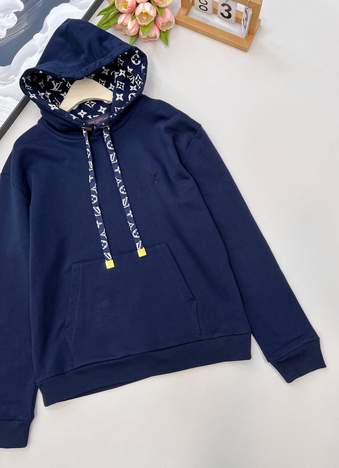 🆕 LOUIS VUITTON ski滑雪系列丝带花绳印花连帽卫衣，本款棉质连帽衫为风帽内部抽绳铺陈素雅