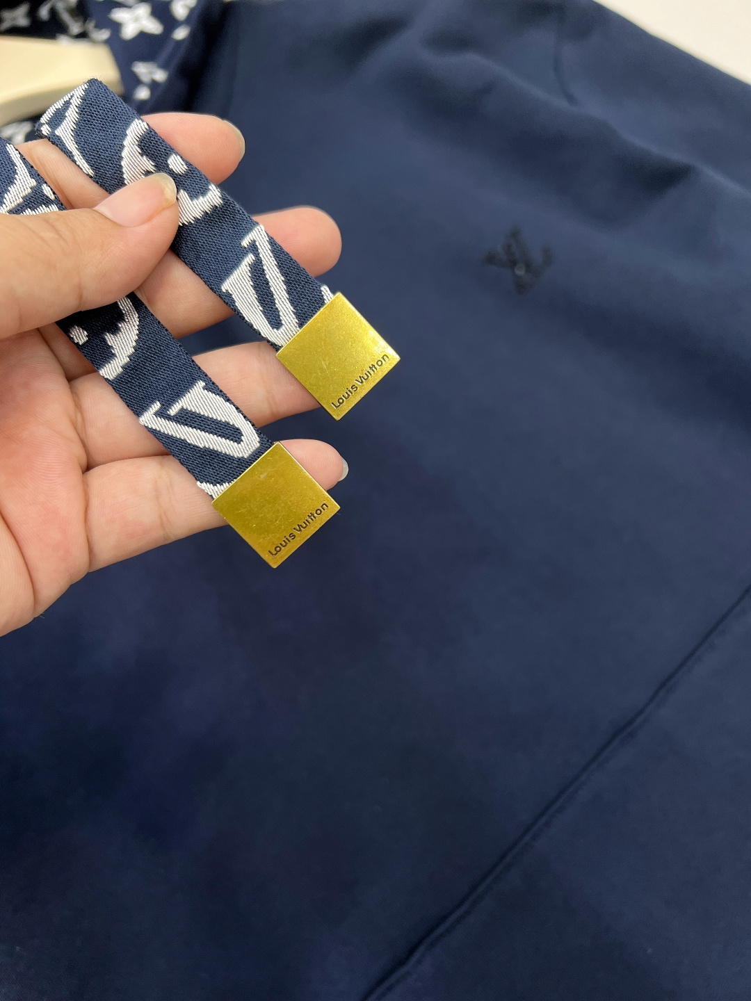 🆕 LOUIS VUITTON ski滑雪系列丝带花绳印花连帽卫衣，本款棉质连帽衫为风帽内部抽绳铺陈素雅