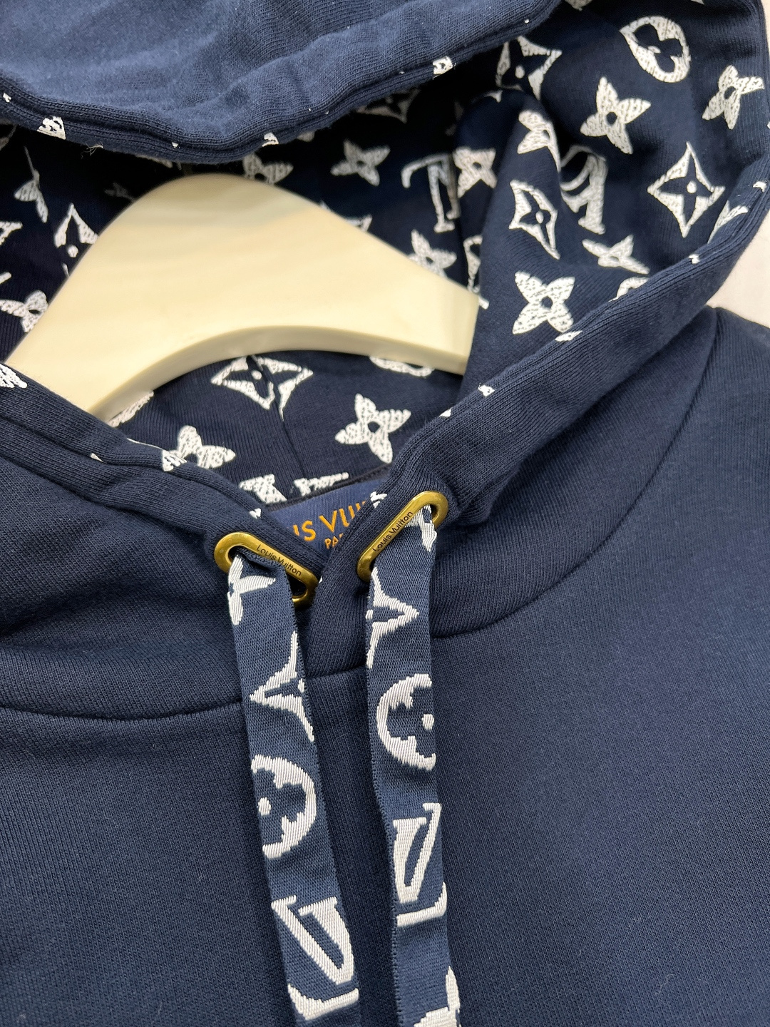 🆕 LOUIS VUITTON ski滑雪系列丝带花绳印花连帽卫衣，本款棉质连帽衫为风帽内部抽绳铺陈素雅