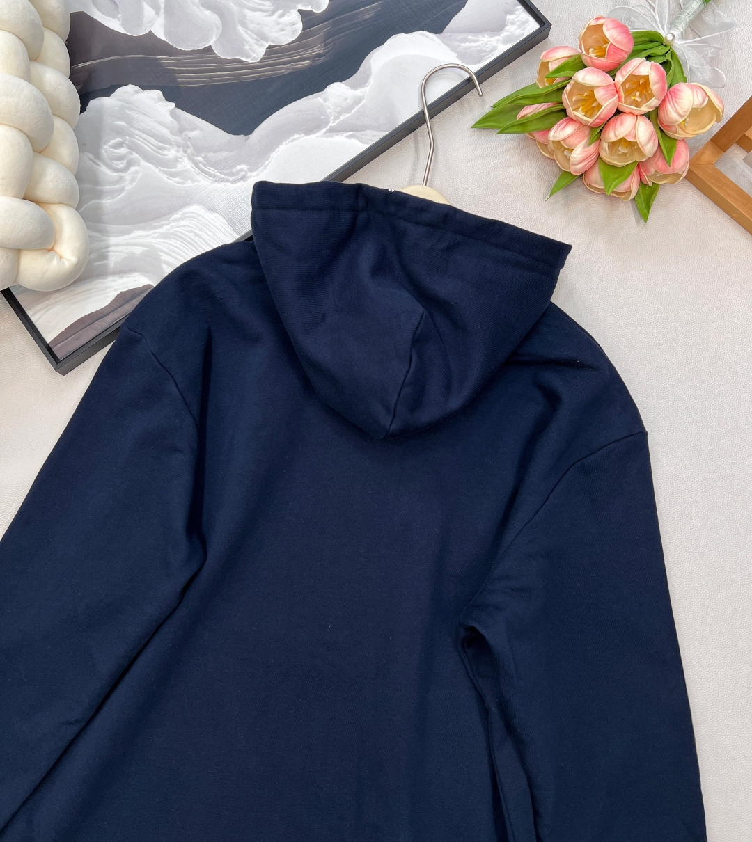 🆕 LOUIS VUITTON ski滑雪系列丝带花绳印花连帽卫衣，本款棉质连帽衫为风帽内部抽绳铺陈素雅