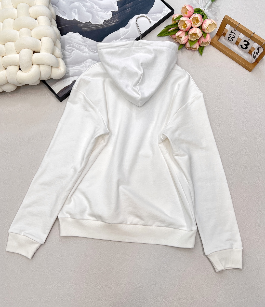 🆕 LOUIS VUITTON ski滑雪系列丝带花绳印花连帽卫衣，本款棉质连帽衫为风帽内部抽绳铺陈素雅