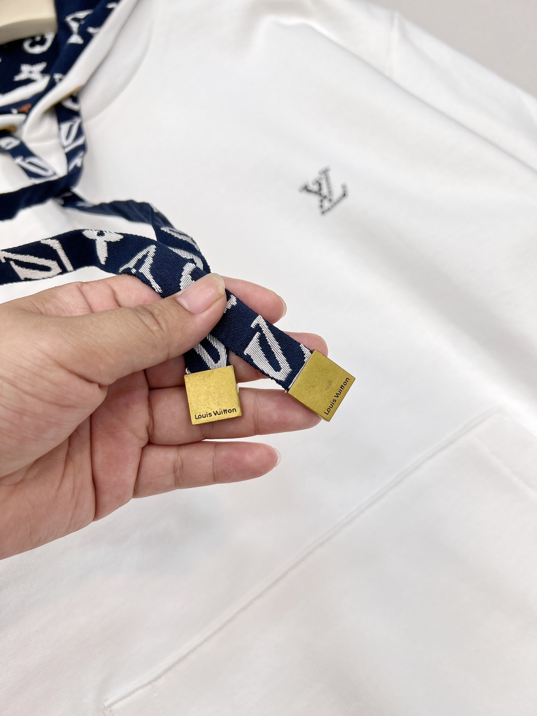 🆕 LOUIS VUITTON ski滑雪系列丝带花绳印花连帽卫衣，本款棉质连帽衫为风帽内部抽绳铺陈素雅