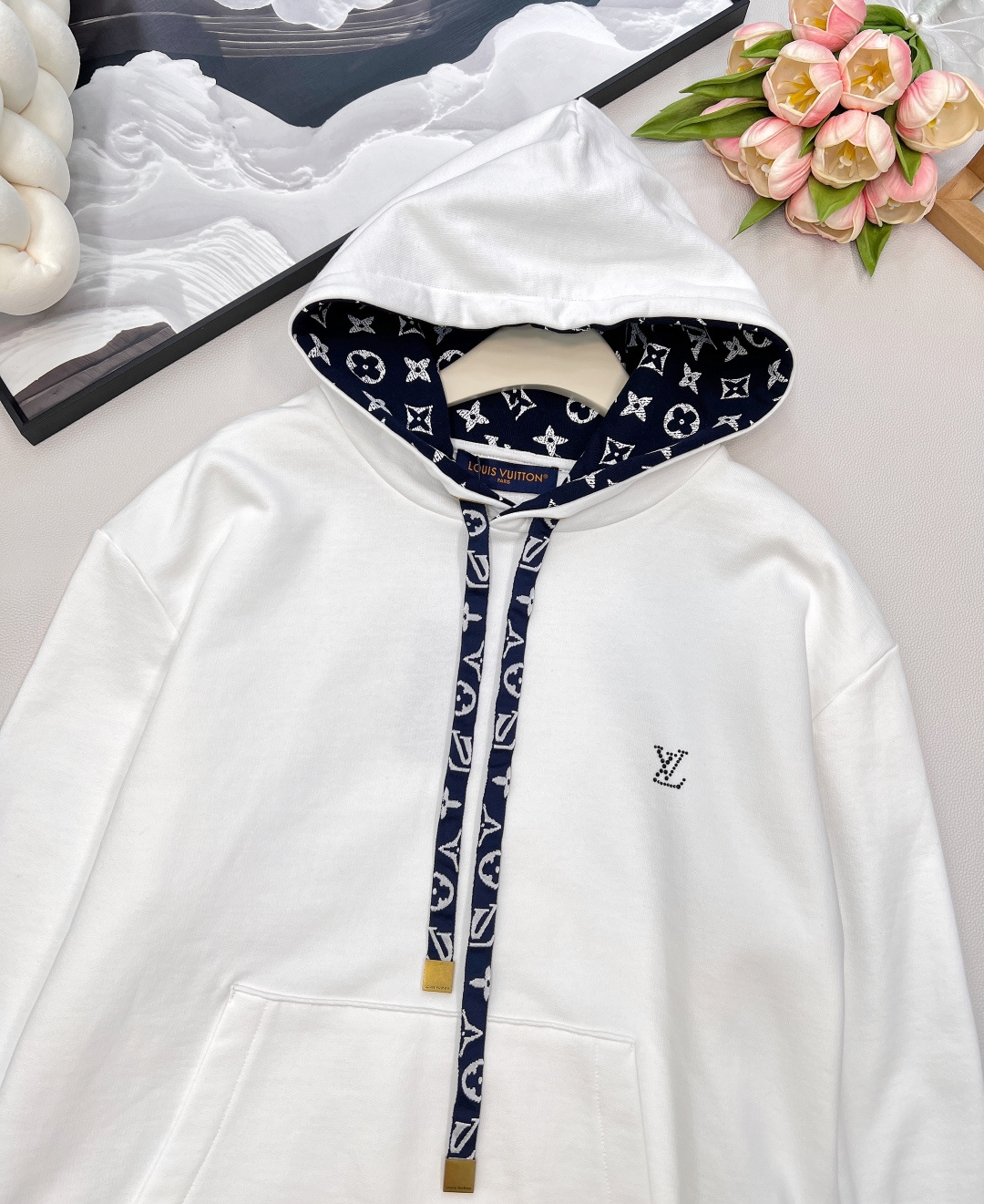 🆕 LOUIS VUITTON ski滑雪系列丝带花绳印花连帽卫衣，本款棉质连帽衫为风帽内部抽绳铺陈素雅