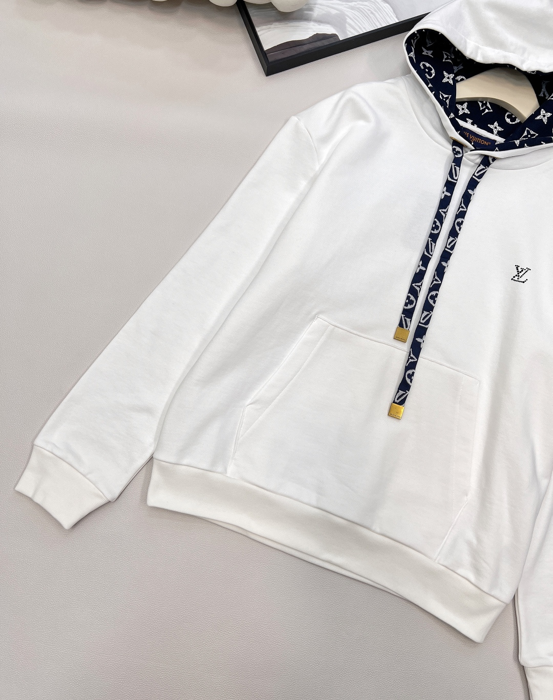 🆕 LOUIS VUITTON ski滑雪系列丝带花绳印花连帽卫衣，本款棉质连帽衫为风帽内部抽绳铺陈素雅