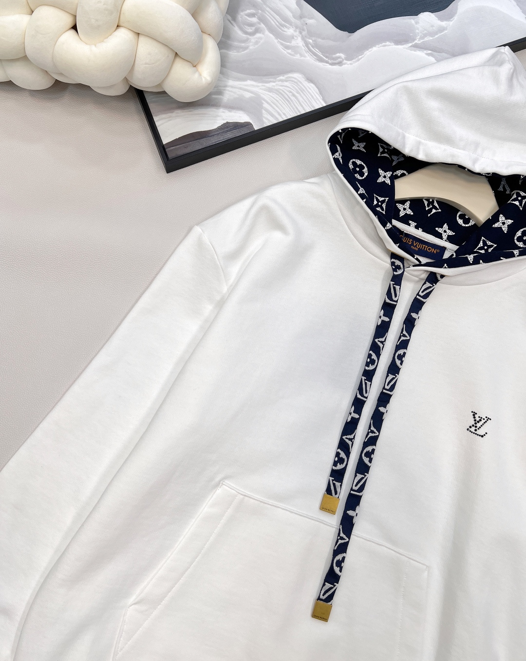 🆕 LOUIS VUITTON ski滑雪系列丝带花绳印花连帽卫衣，本款棉质连帽衫为风帽内部抽绳铺陈素雅