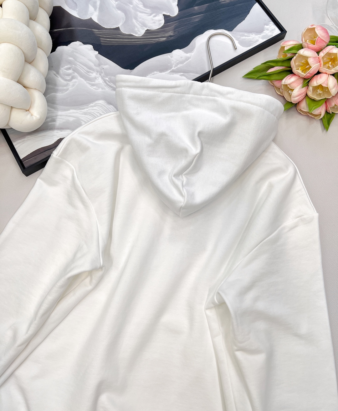 🆕 LOUIS VUITTON ski滑雪系列丝带花绳印花连帽卫衣，本款棉质连帽衫为风帽内部抽绳铺陈素雅