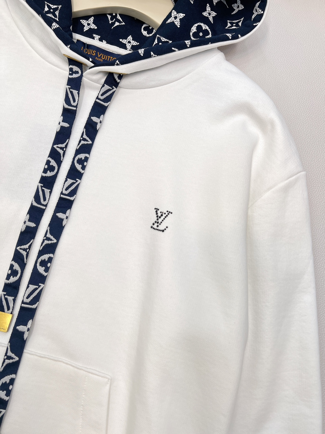 🆕 LOUIS VUITTON ski滑雪系列丝带花绳印花连帽卫衣，本款棉质连帽衫为风帽内部抽绳铺陈素雅