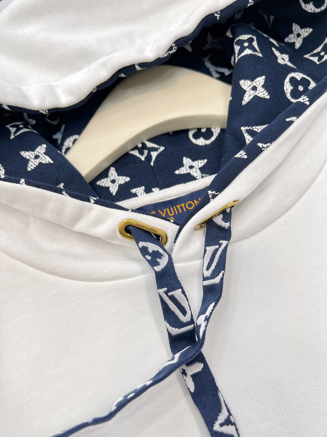 🆕 LOUIS VUITTON ski滑雪系列丝带花绳印花连帽卫衣，本款棉质连帽衫为风帽内部抽绳铺陈素雅