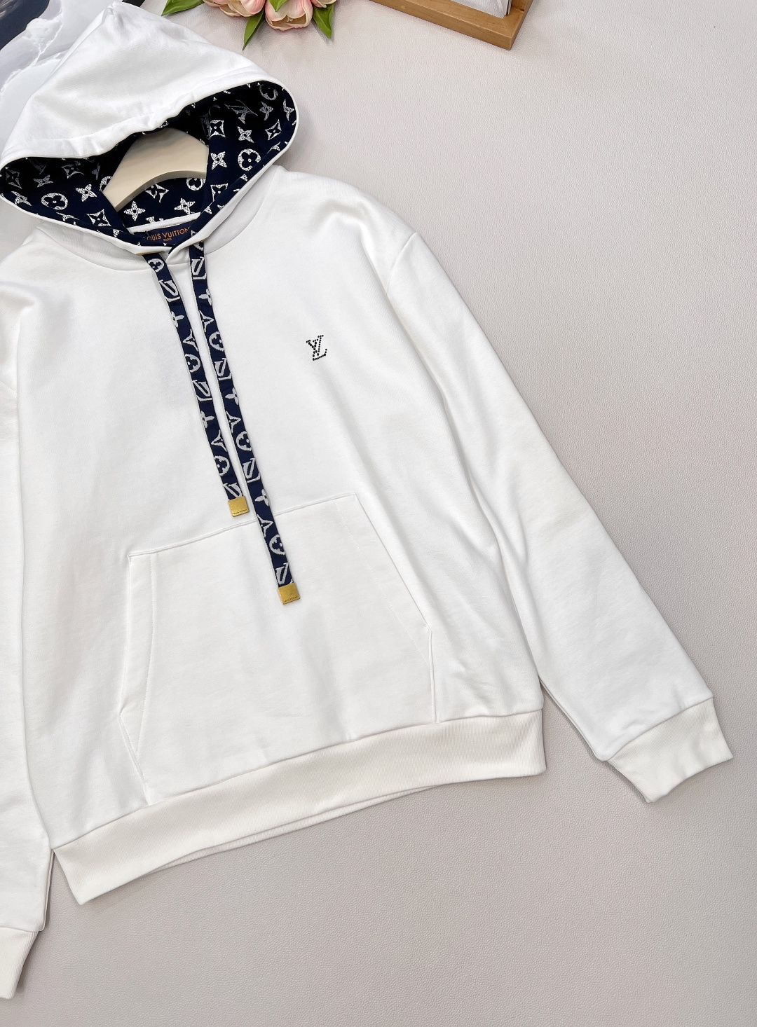 🆕 LOUIS VUITTON ski滑雪系列丝带花绳印花连帽卫衣，本款棉质连帽衫为风帽内部抽绳铺陈素雅