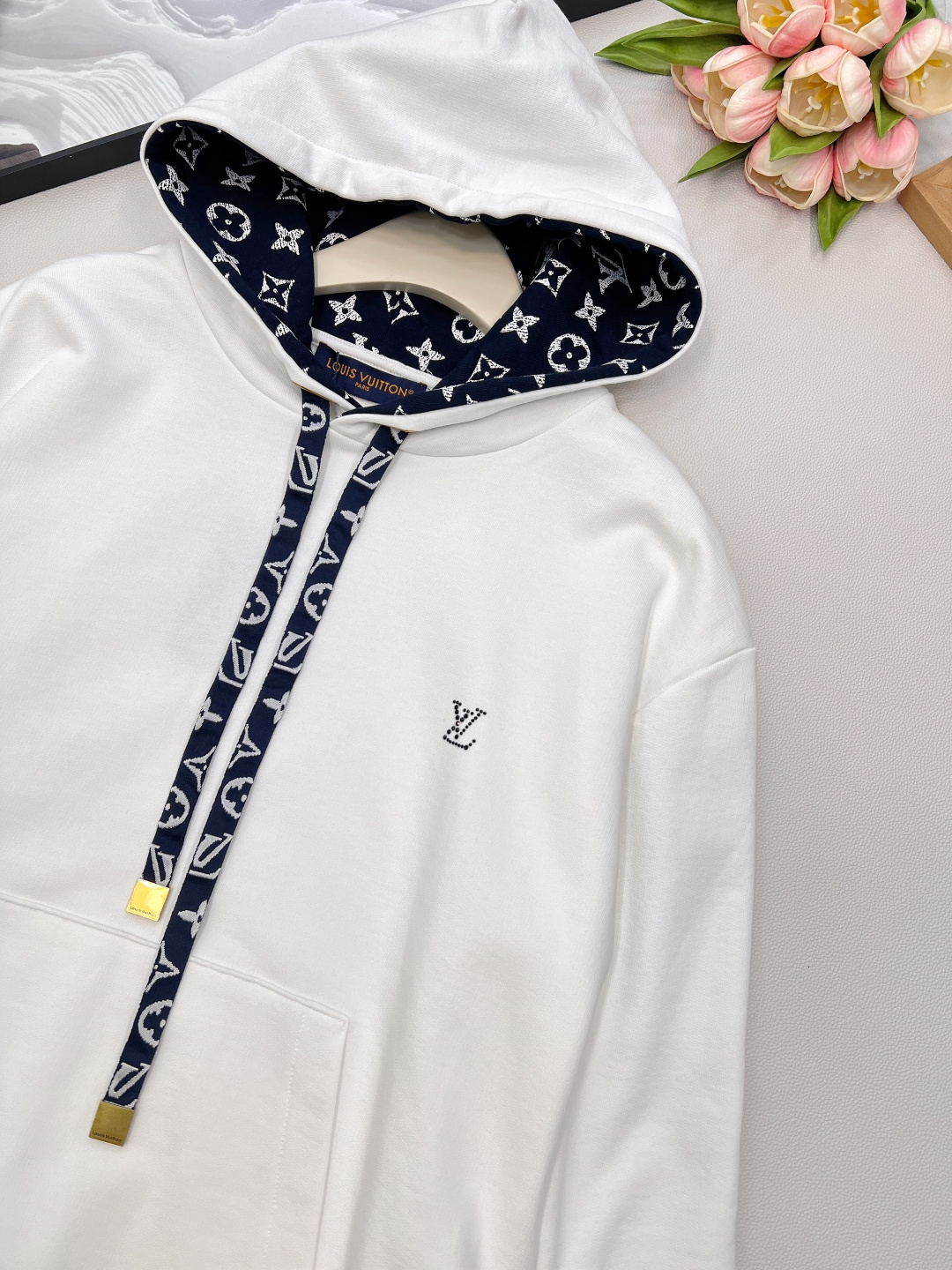 🆕 LOUIS VUITTON ski滑雪系列丝带花绳印花连帽卫衣，本款棉质连帽衫为风帽内部抽绳铺陈素雅