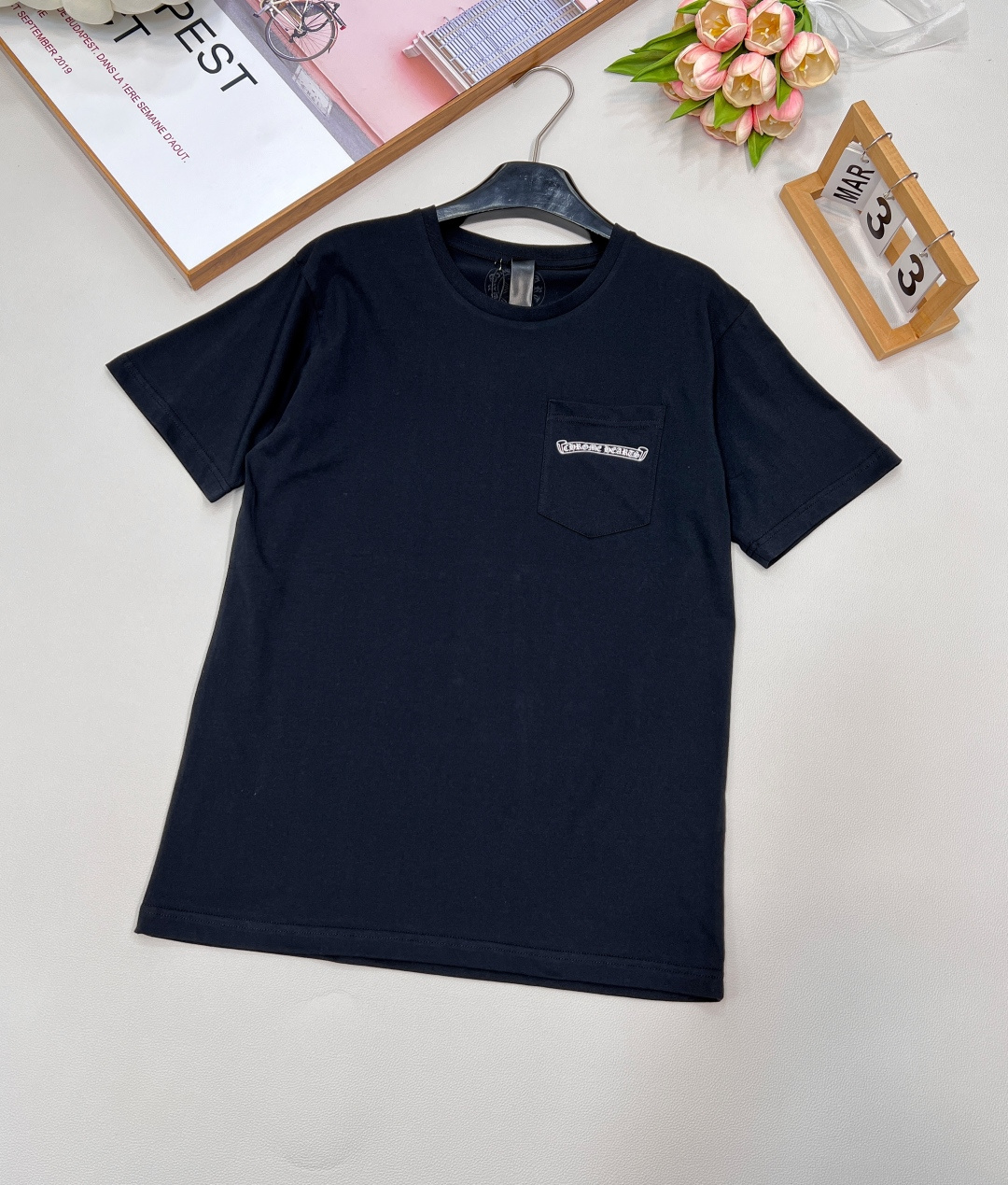 NO:439956,Chrome hearts Crosin's classic back print short-sleeved fashion circle changes rapidly, but Crosin's charm is always the same. This style of back print short-sleeved for men and women is definitely a treasure item that trendy enthusiasts should not miss. The classic black base is mysterious and versatile. Whether it is a cool street style for boys or a casual and fashionable girl, it can be an excellent help. The most eye-catching thing is the highly recognizable print design on the back. The iconic 'CHROME HEARTS' is paired with exquisite cross elements, presented in white, and is particularly eye-catching against the black body. Each print has been carefully crafted, exquisite craftsmanship and smooth lines, demonstrating Crosin's consistent high-end quality and unique taste, as if silently telling the brand's trendy attitude.  The style of the dress has been cleverly designed, ergonomic, comfortable and comfortable to wear, without any tightness. Whether it is daily going out, exercise or gathering with friends, you can easily show your personality. The same style for men and women, couples can wear it together to unlock a new way of sweet and fashionable couples to dress, becoming the most eye-catching scenery on the street. Three standards are complete, large-scale products are available in size sml, chrome hearts, chrome hearts, T-shirt, alexander wang19860909Chrome hearts 克罗心经典永不过时的后背印花短袖时尚圈瞬息万变,但克罗心的魅力却始终如一.这款男女同款后背印花短袖,绝对是潮流爱好者们不容错过的宝藏单品. 经典黑色基底,神秘又百搭,无论是男生打造酷帅街头风,还是女生塑造随性时髦感,它都能成为绝佳助力. 最吸睛的当属后背极具辨识度的印花设计,标志性的“CHROME HEARTS”字样搭配精致的十字花元素,以白色呈现,在黑色衣身的衬托下格外醒目.每一处印花都经过精心雕琢,工艺精湛,线条流畅,彰显着克罗心一贯的高端品质与独特品味 ,仿佛在无声诉说着属于品牌的潮流态度. 衣身版型经过巧妙设计,符合人体工学,穿着舒适自在,不会有紧绷感.无论是日常出街、运动健身,还是与朋友聚会,都能让你轻松展现个性风采.男女同款,情侣们可以一起穿上它,解锁甜蜜又时髦的情侣穿搭新方式,成为街头最亮眼的风景线.三标齐全,大货出 尺码sml 编,,chrome hearts,chrome hearts,T-shirt,alexander wang,Women's clothing