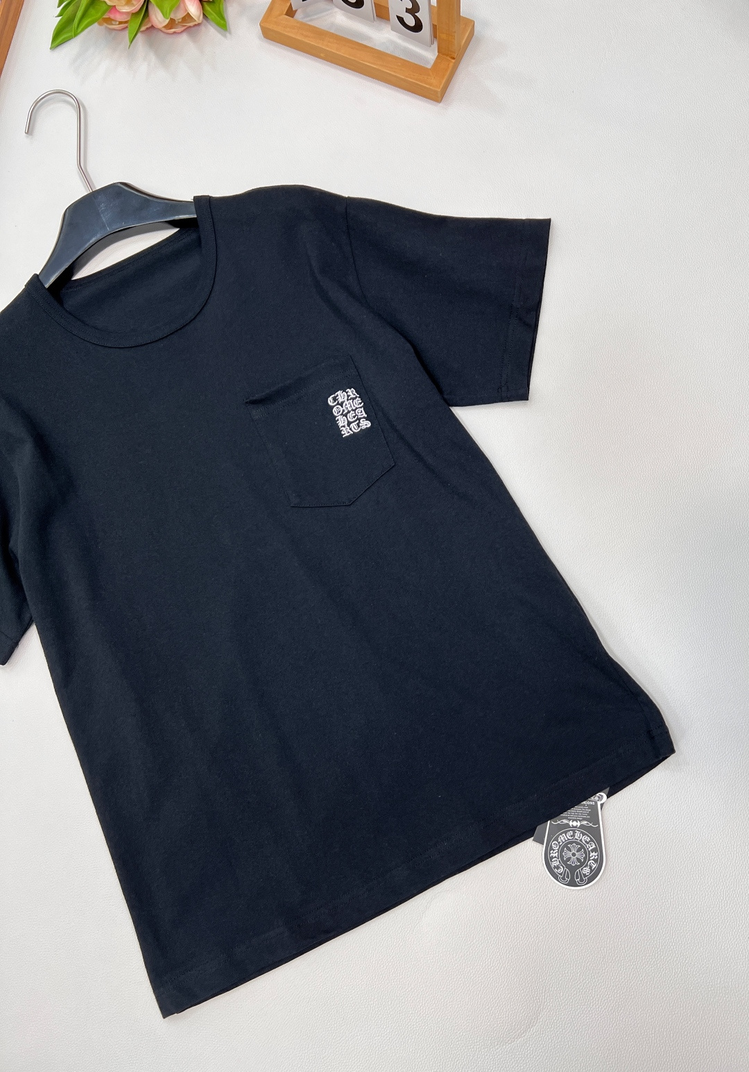 🆕Chrome Hearts 新款口袋刺绣字母T恤短袖，将克罗心的经典元素与时尚潮流完美融合。 面料亲肤